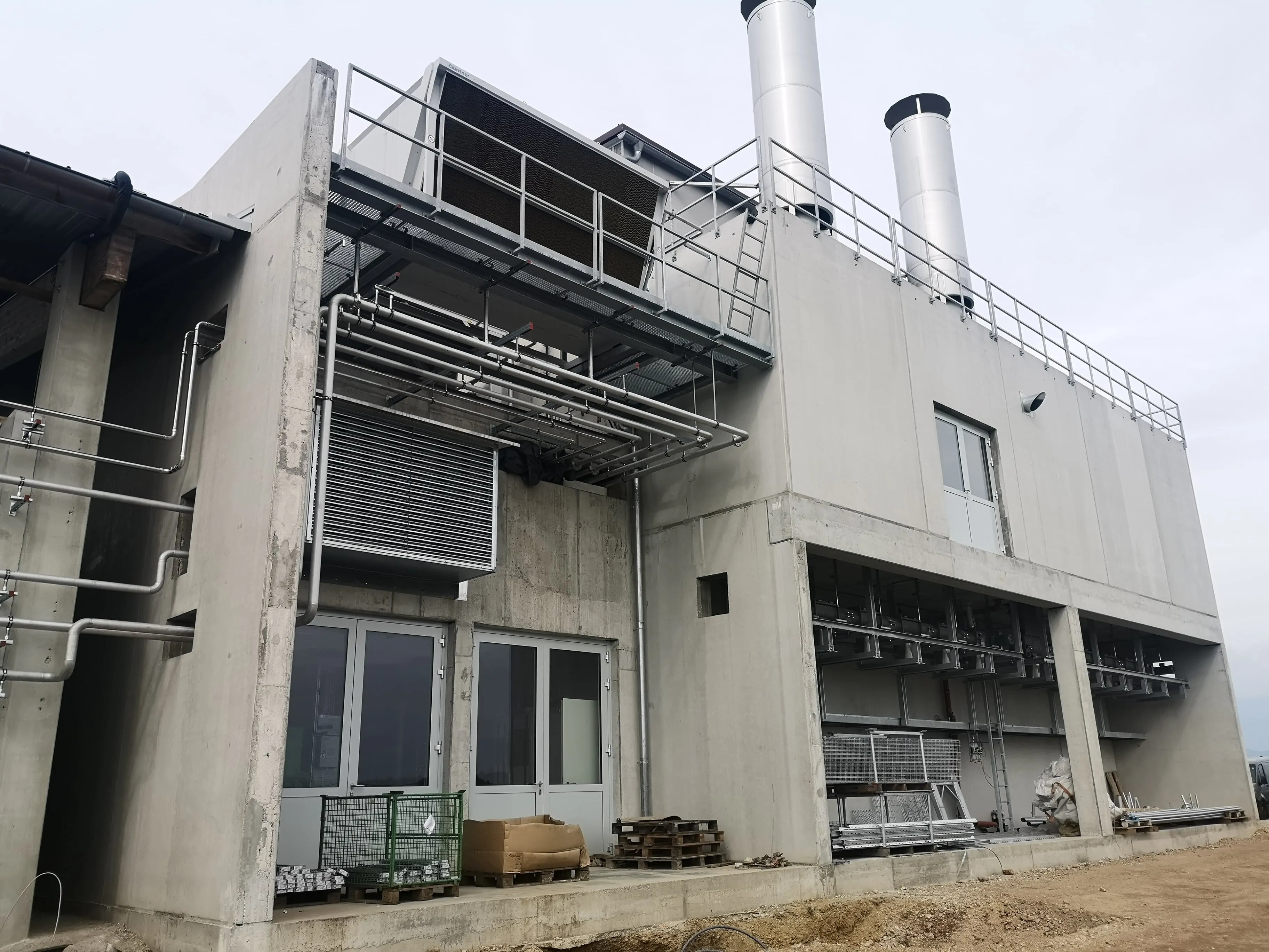 Industriebau mit technischer Außenanlage
