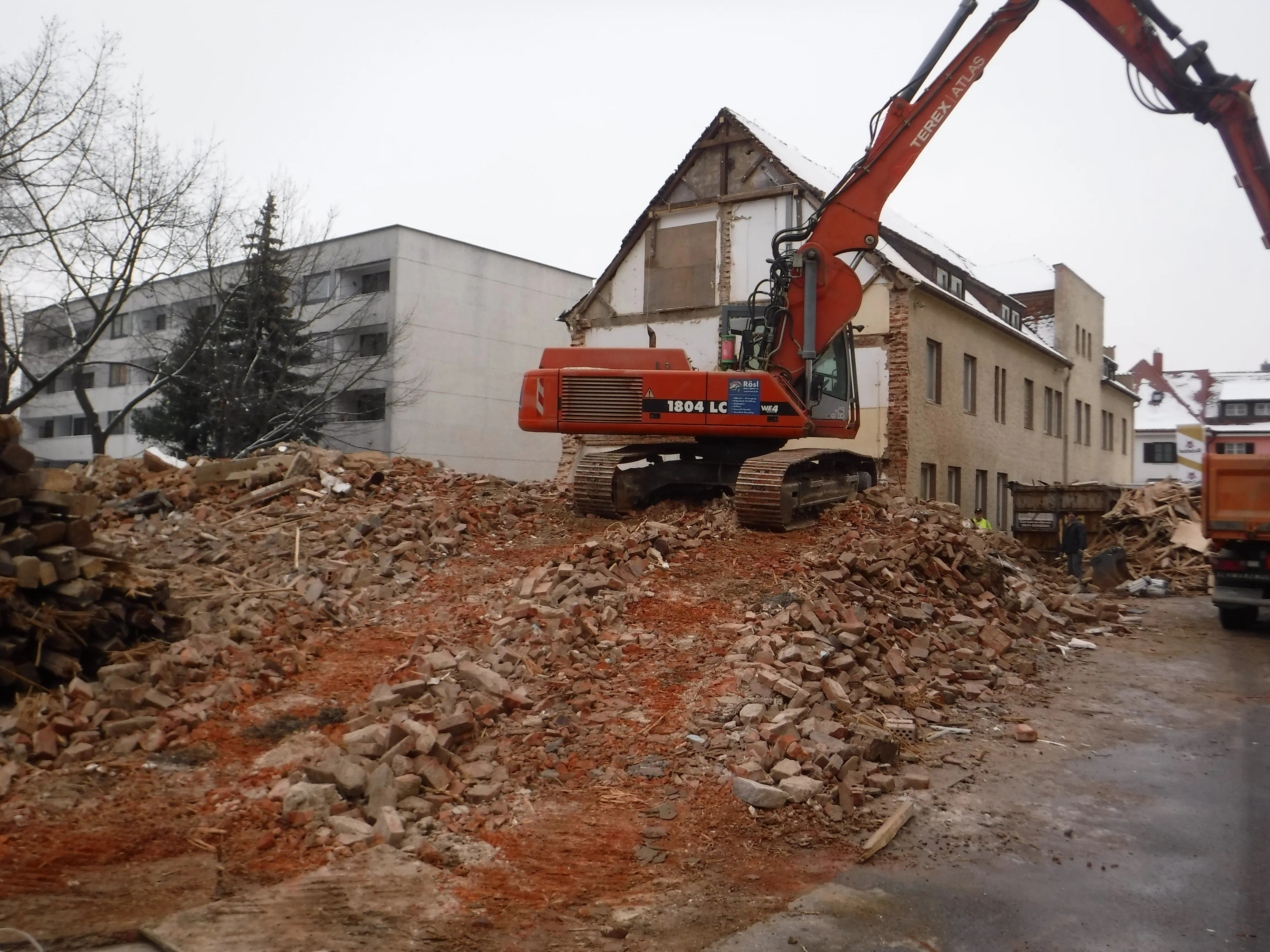 Abbrucharbeiten auf einer Baustelle im Bestand
