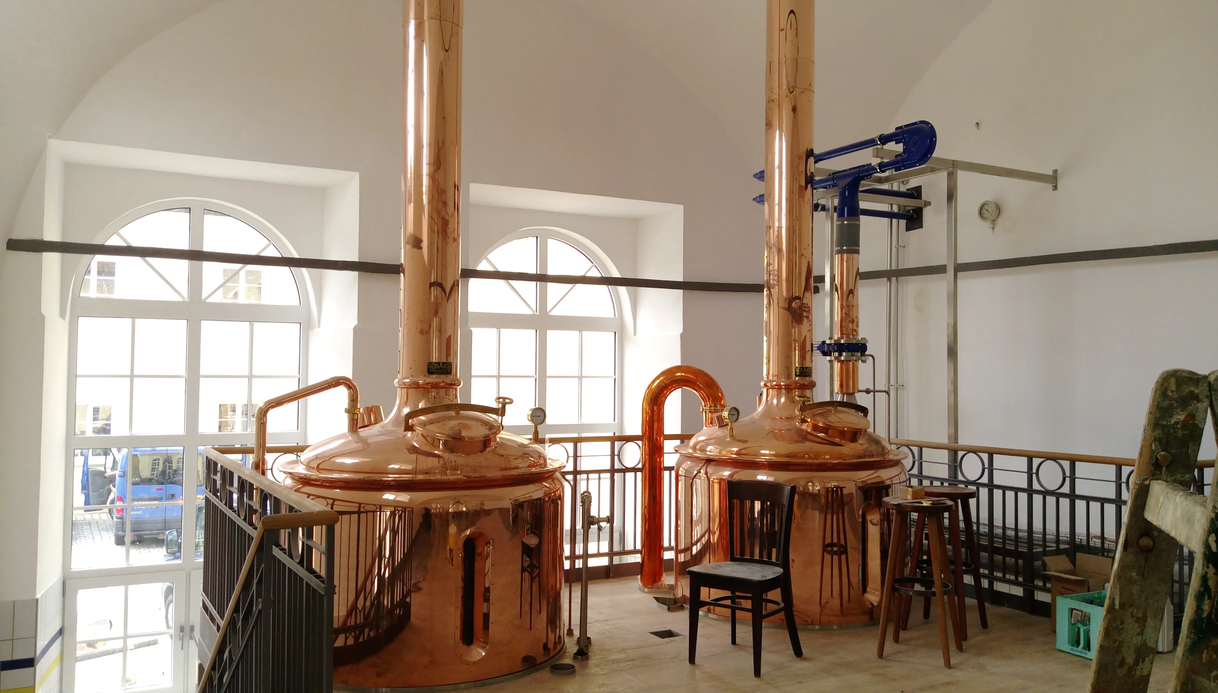 Produktionsraum mit Edelstahltanks und Rohrleitungen
