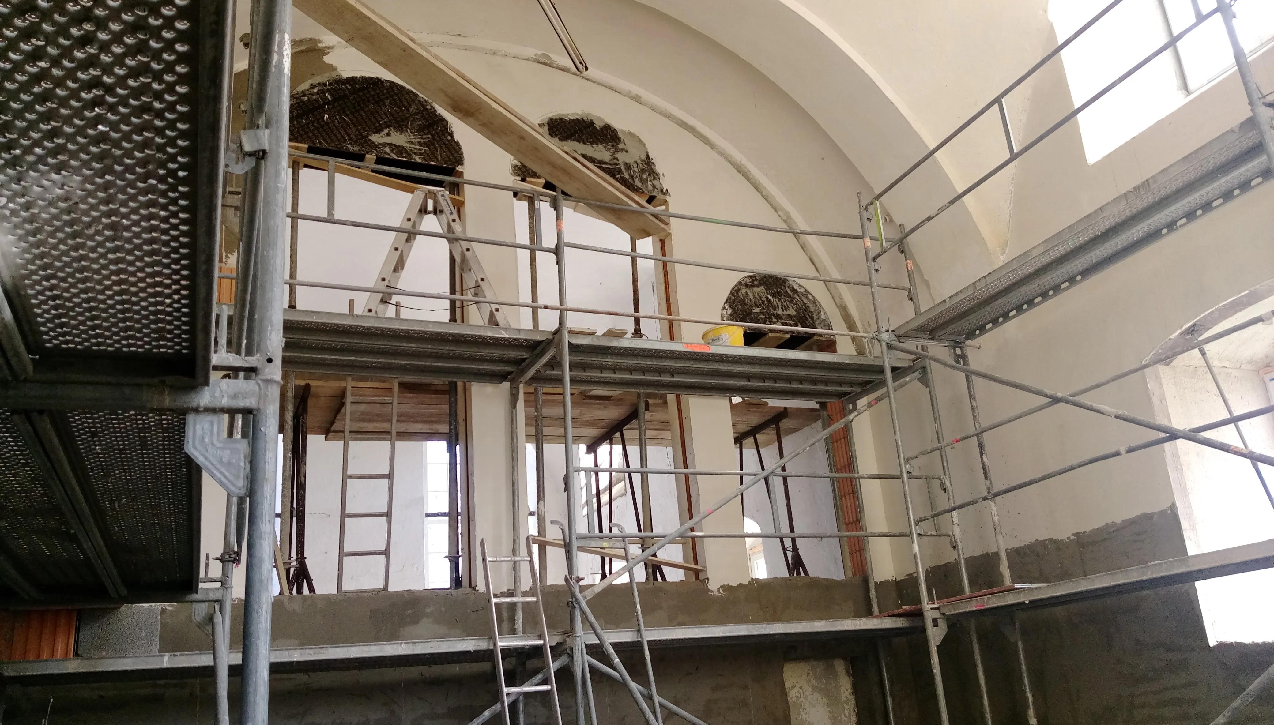 Sanierung eines historischen Saals mit Gerüst
