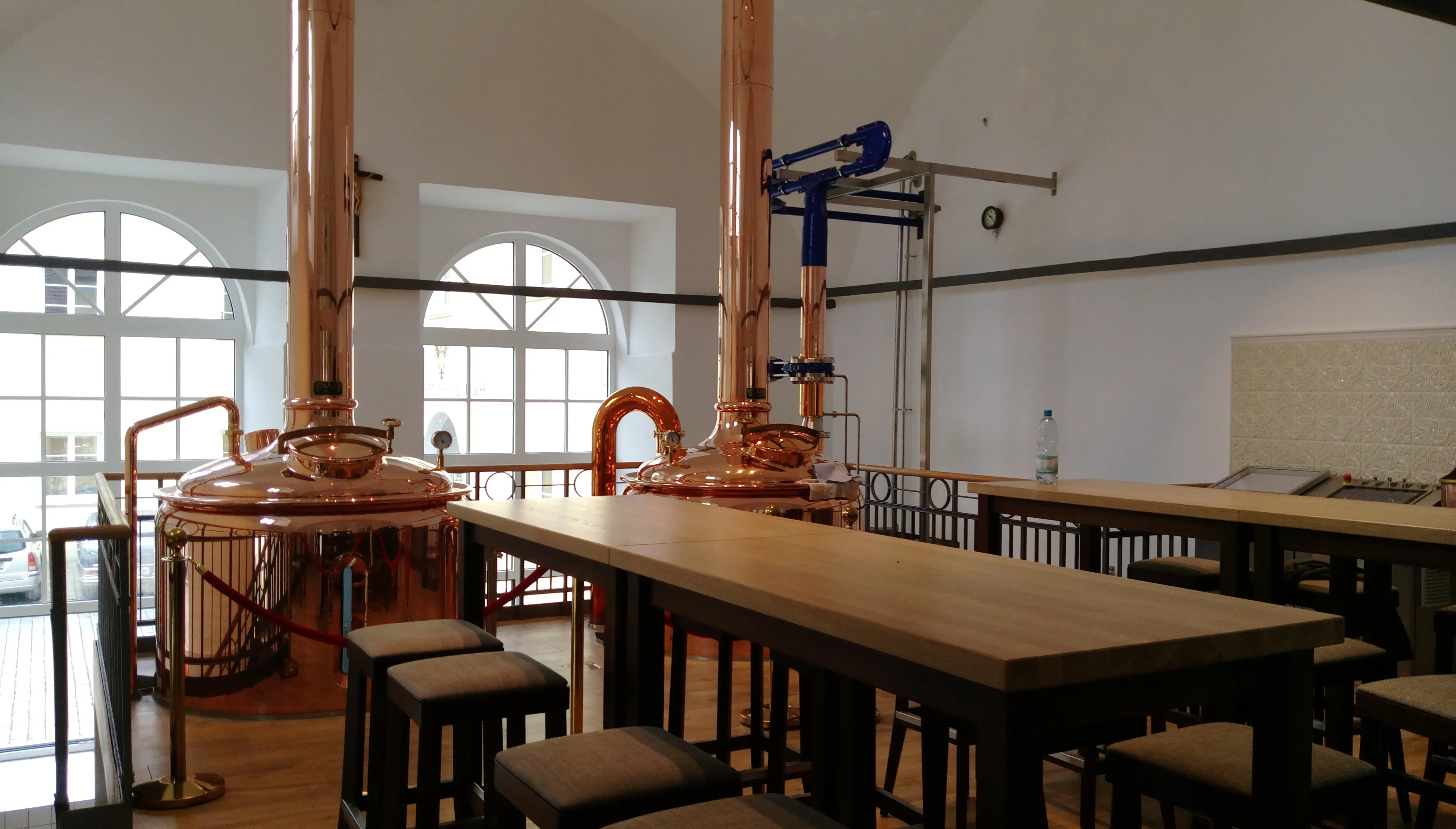Innenraum einer Brauerei mit Kupferbrauanlage
