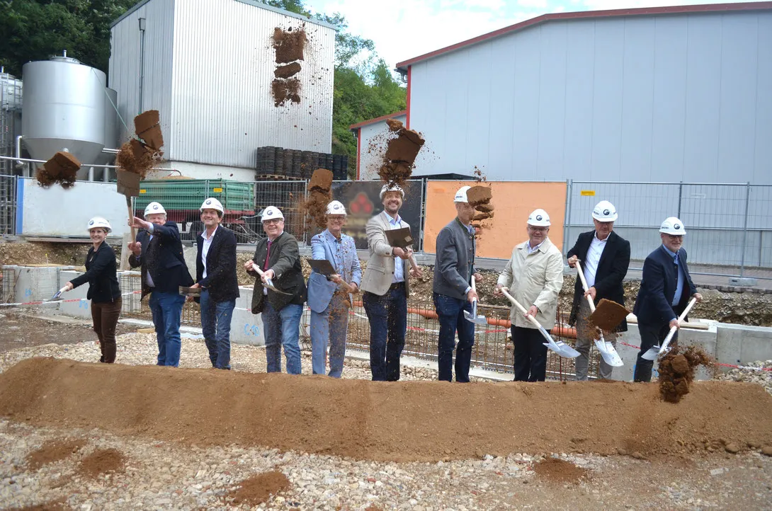 Spatenstich mit Projektbeteiligten auf einer Baustelle