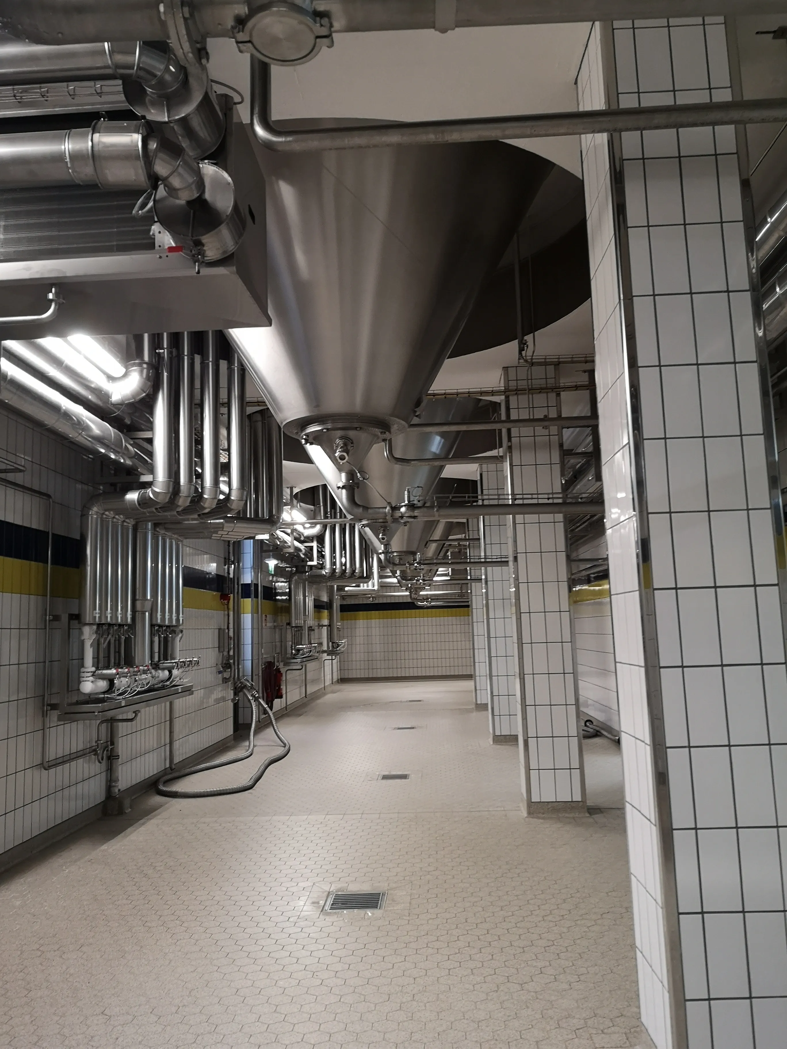 Technikflur mit Rohrleitungen in einem Industriebau