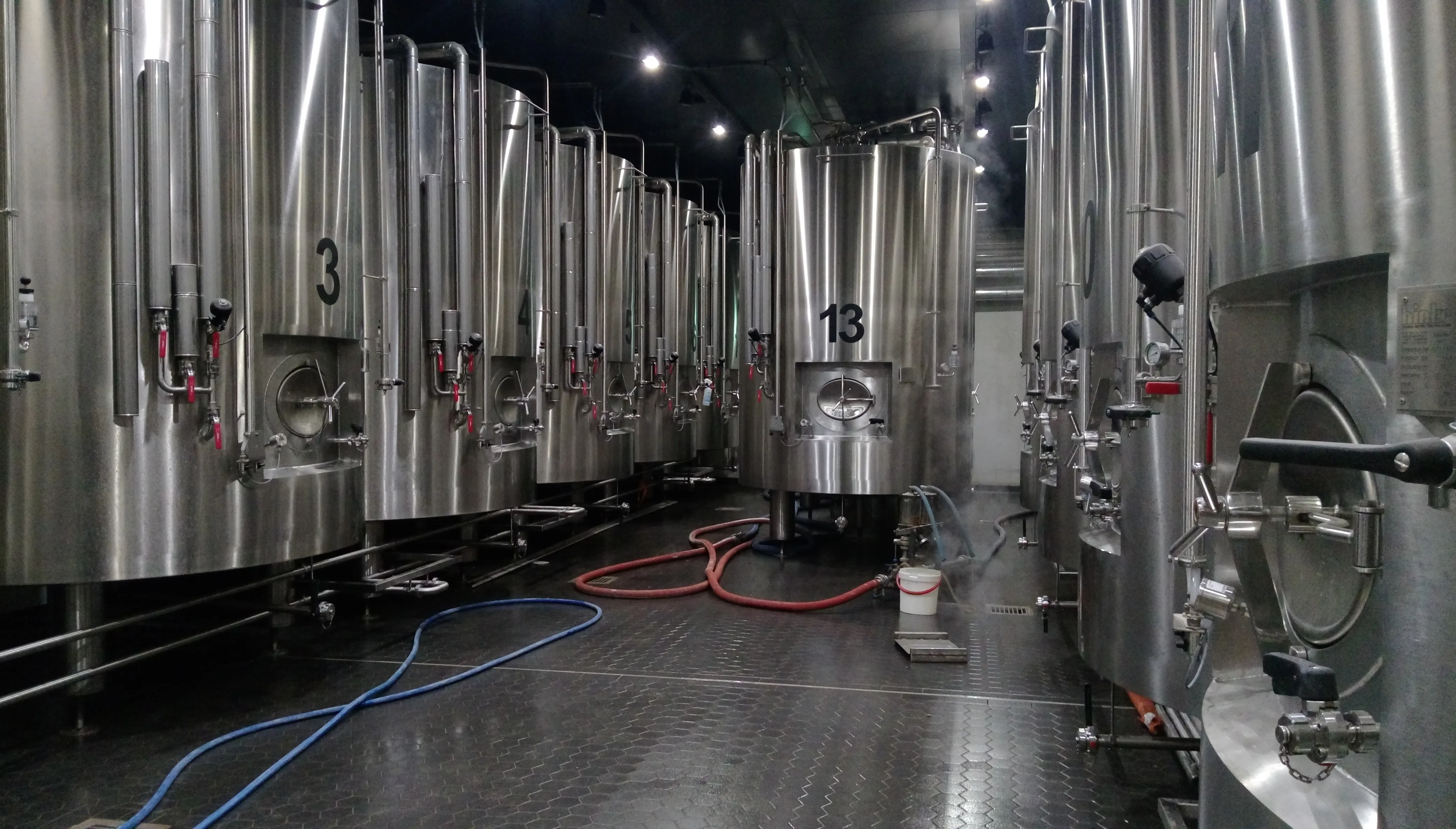 Edelstahltanks in einer Produktions- oder Getränkeanlage