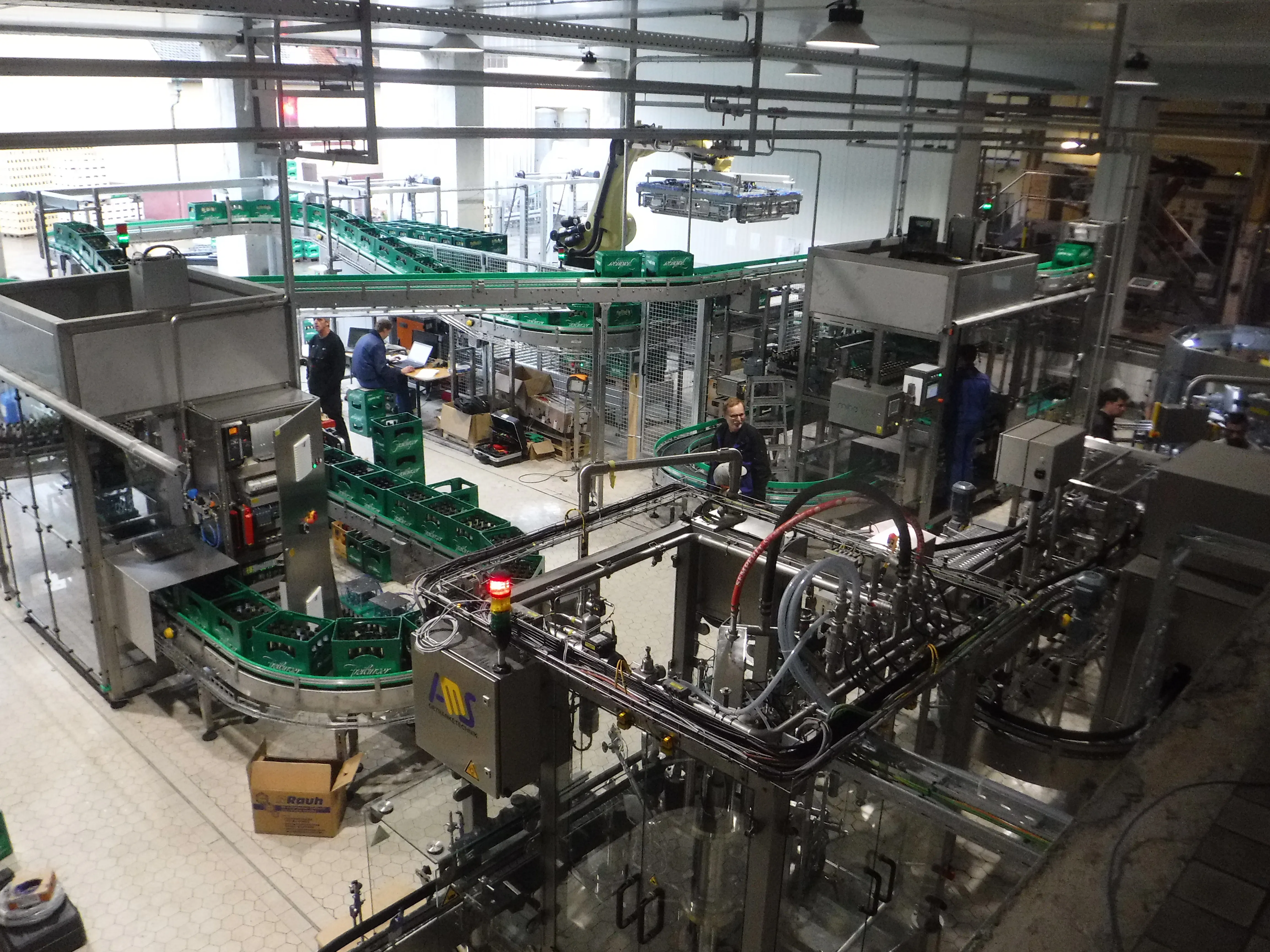 Produktionshalle mit Maschinen und Anlagentechnik