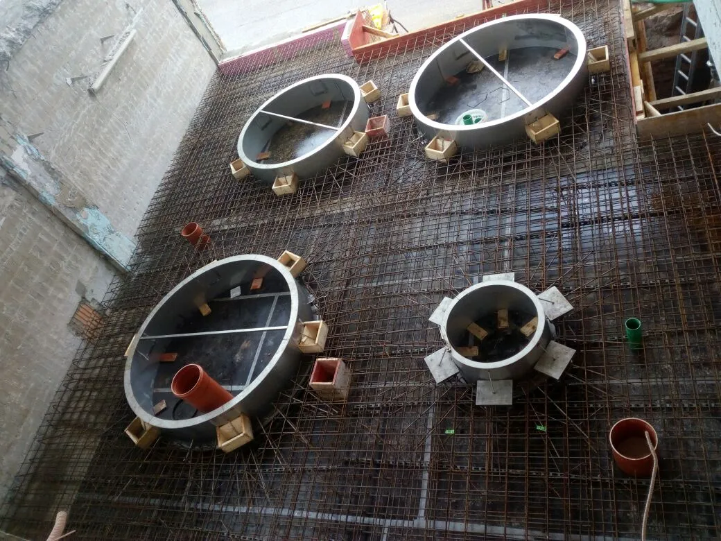 Betonbauteil mit runden Öffnungen und Einbauteilen