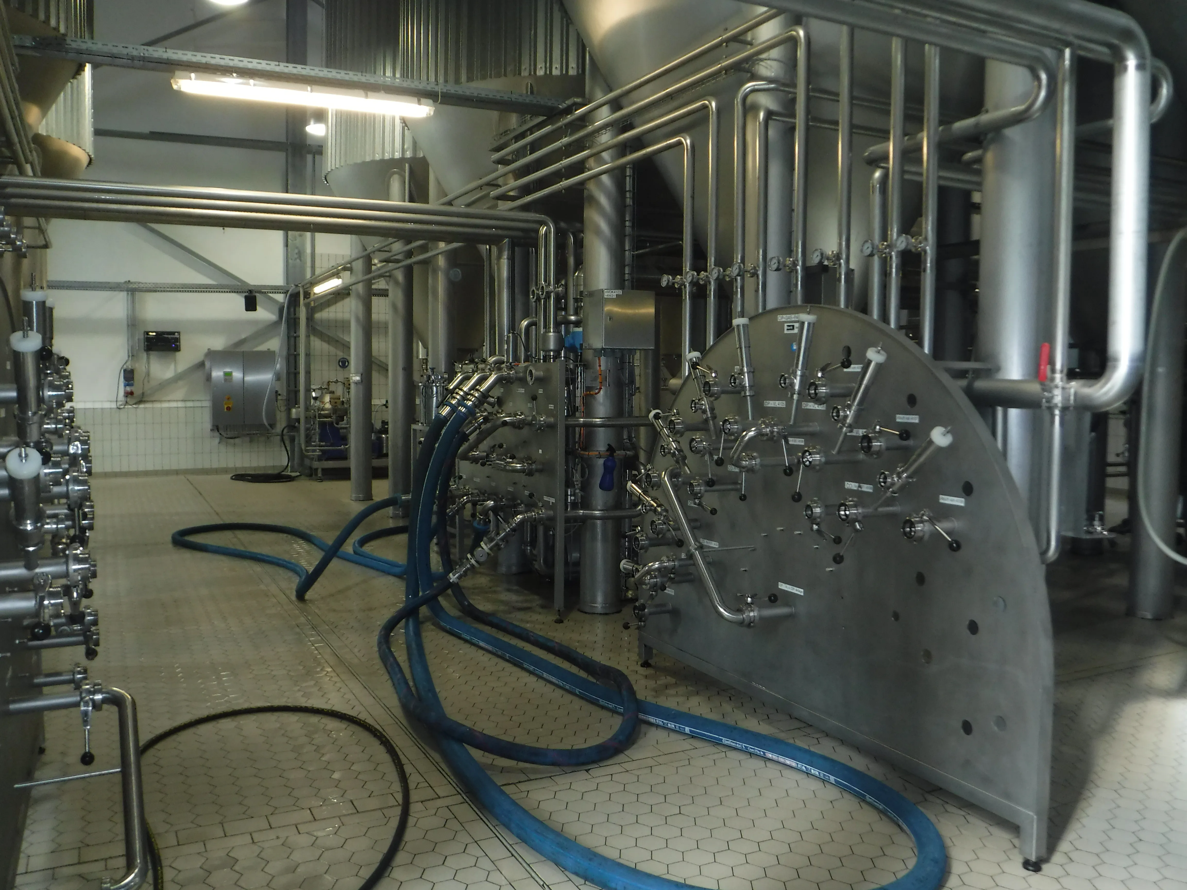 Rohrleitungen und Anlagentechnik in einer Produktionsstätte