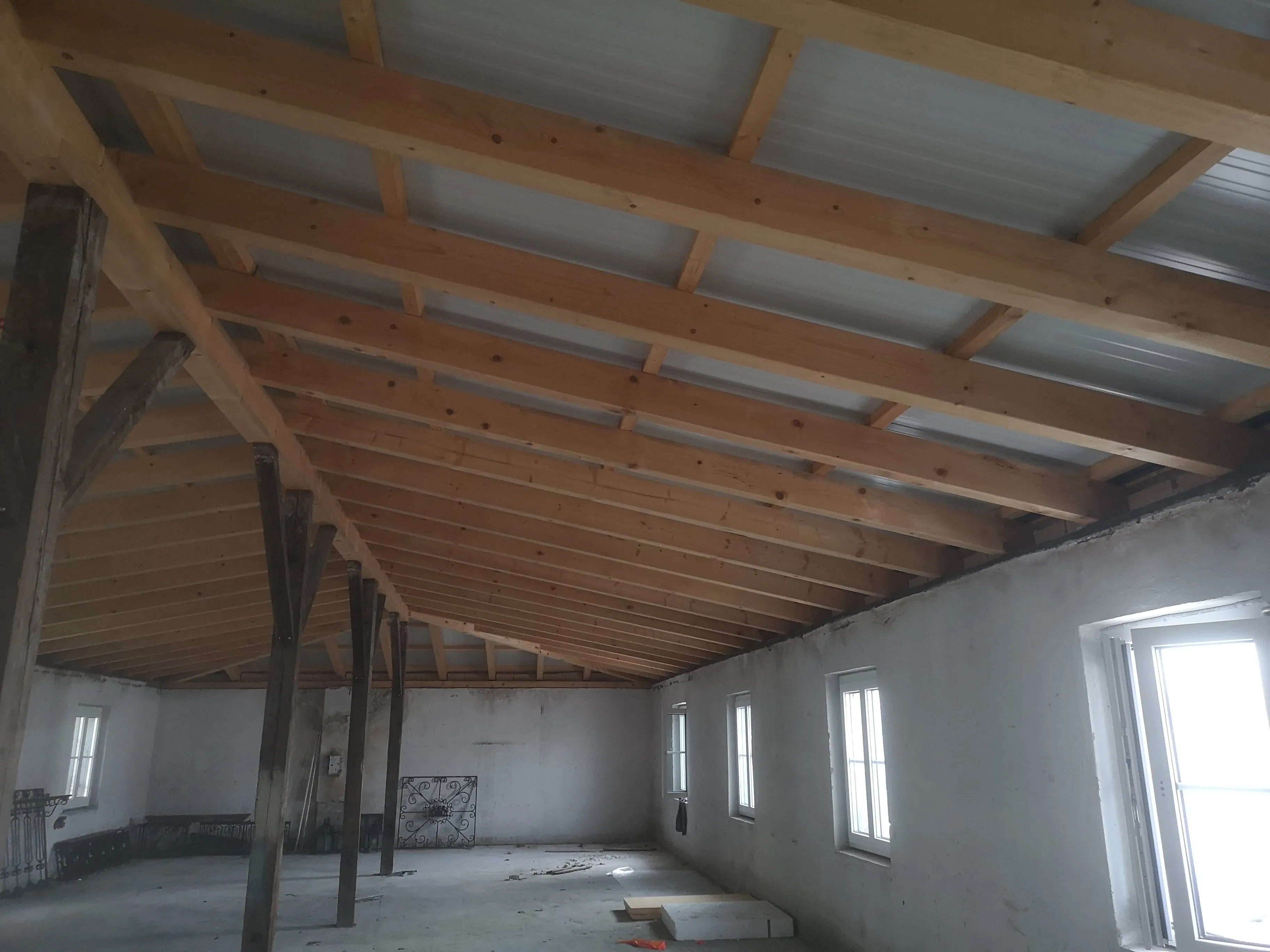 Innenausbau mit sichtbarer Holzdachkonstruktion