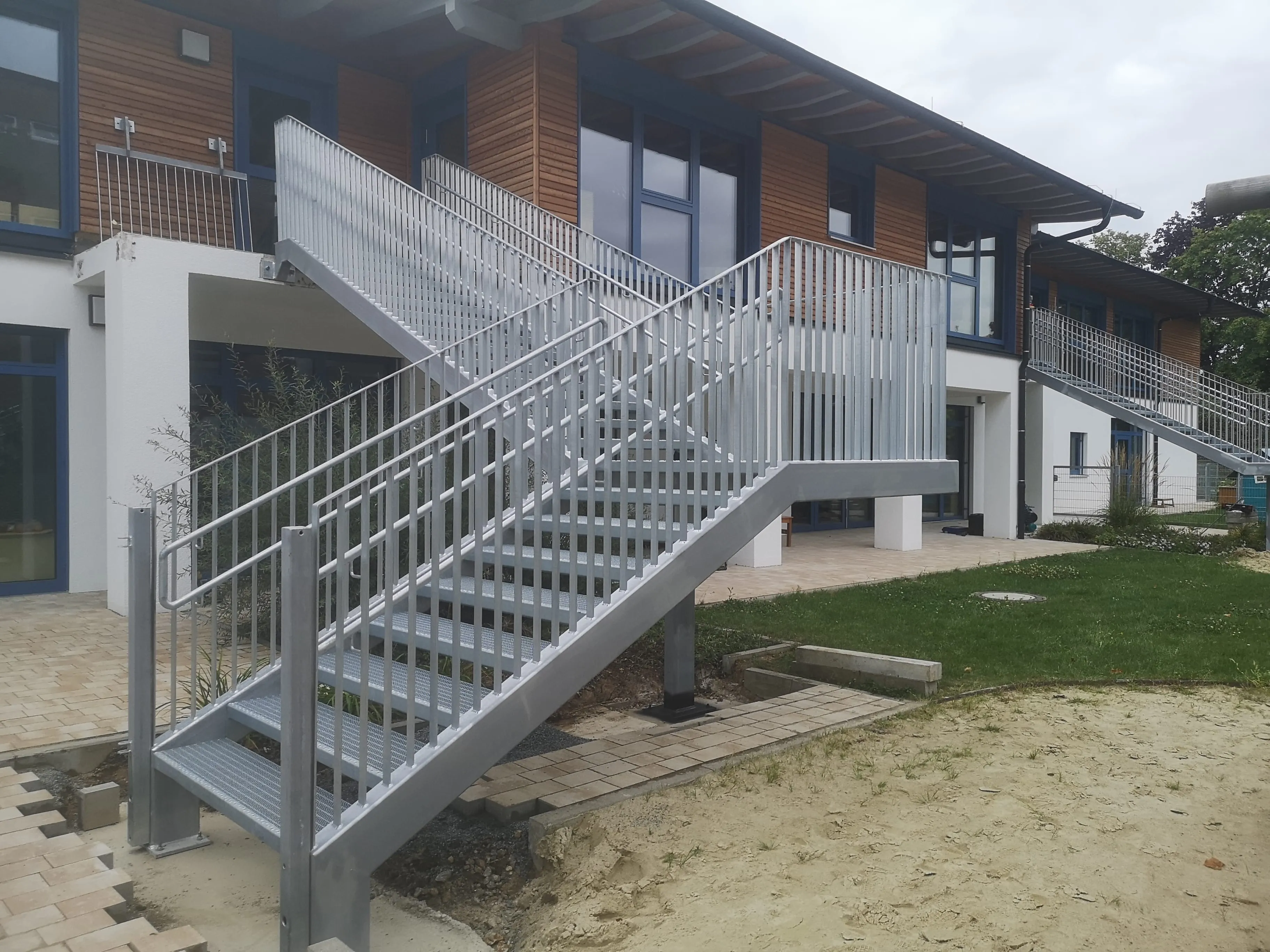 Außentreppe an einem modernisierten Gebäude