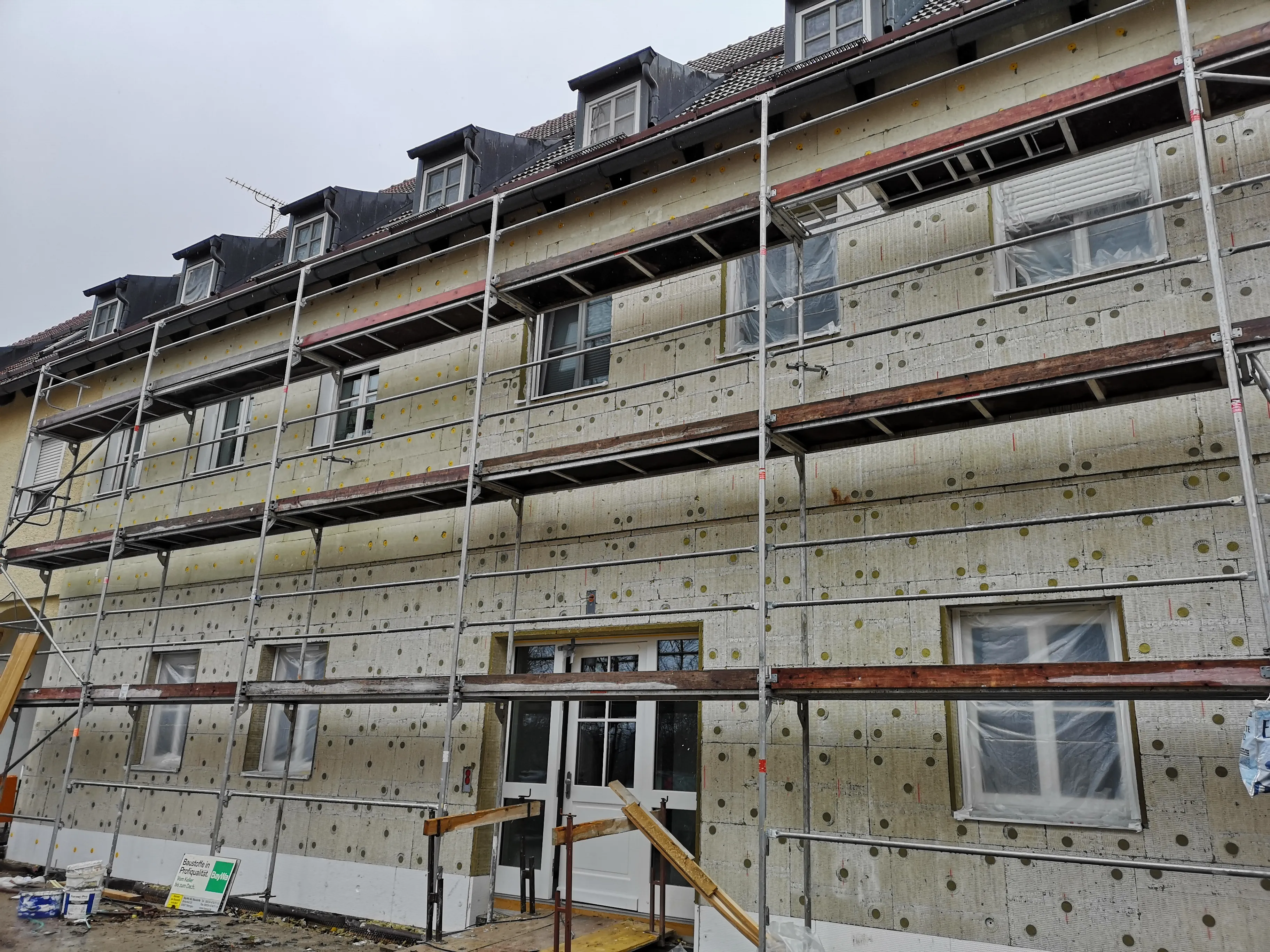 Mehrgeschossiges Gebäude während der Fassadensanierung