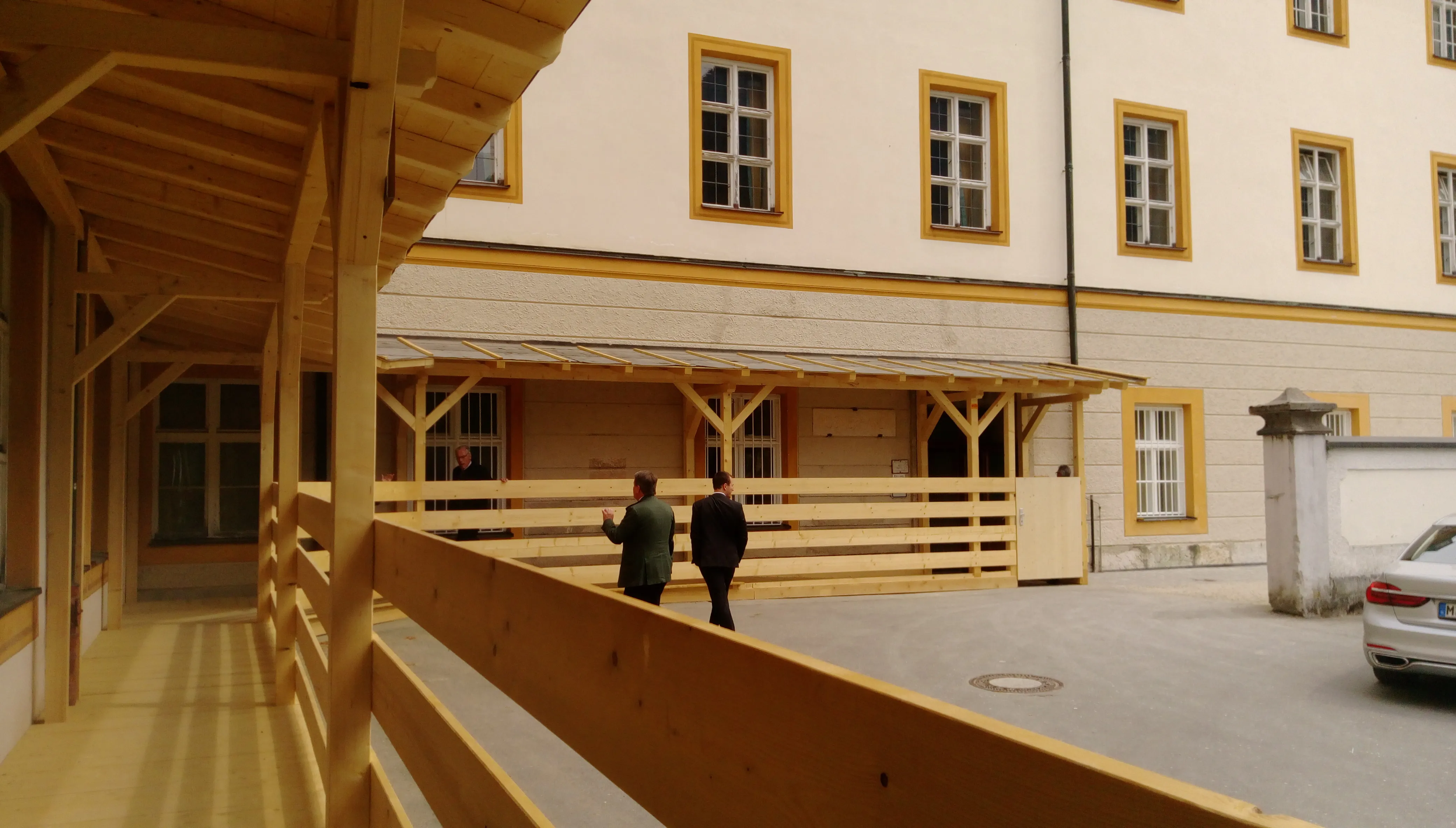 Laubengang oder Innenhof eines sanierten Bestandsgebäudes