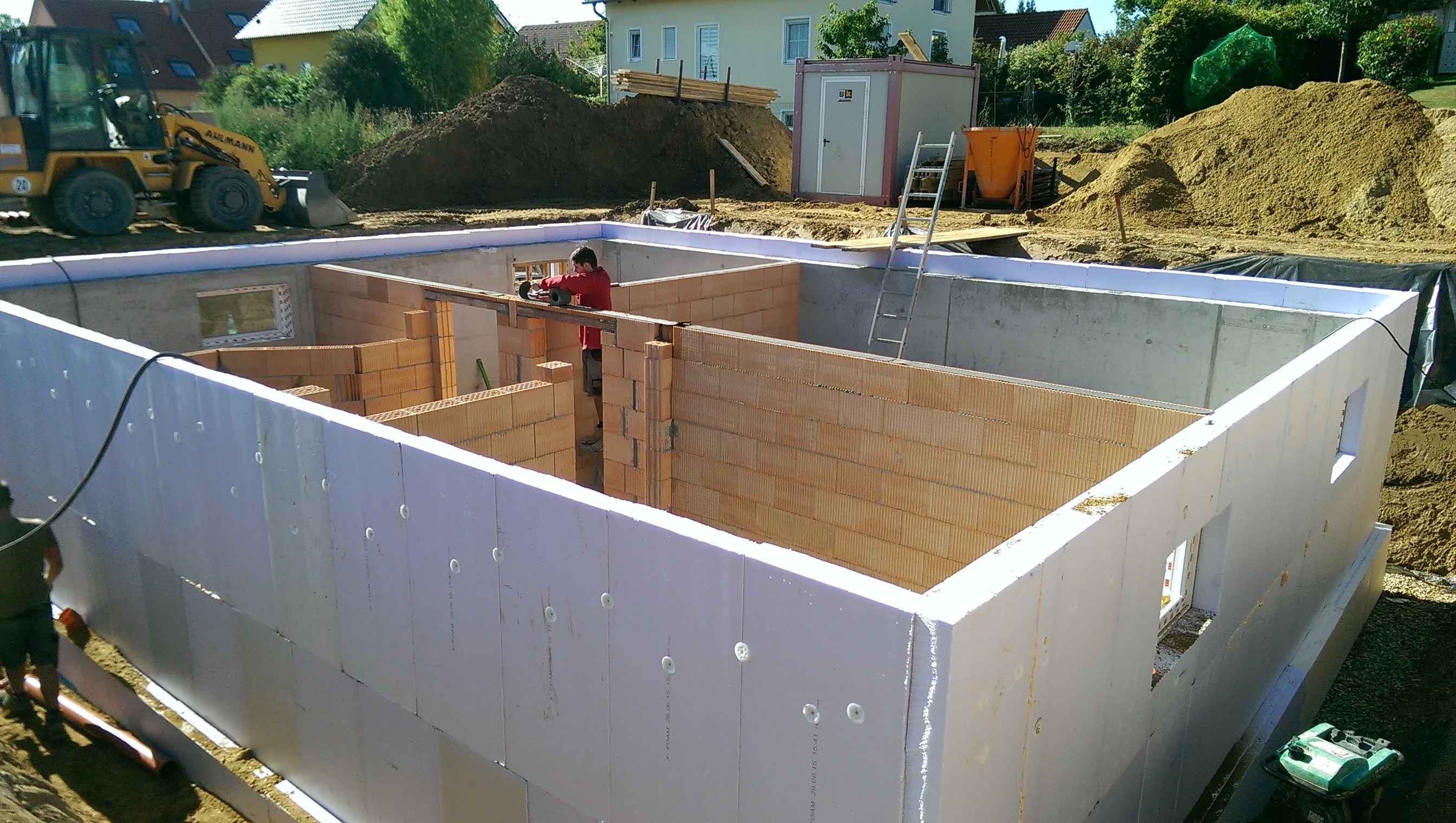 Betonierte Keller- oder Fundamentwände eines Neubaus