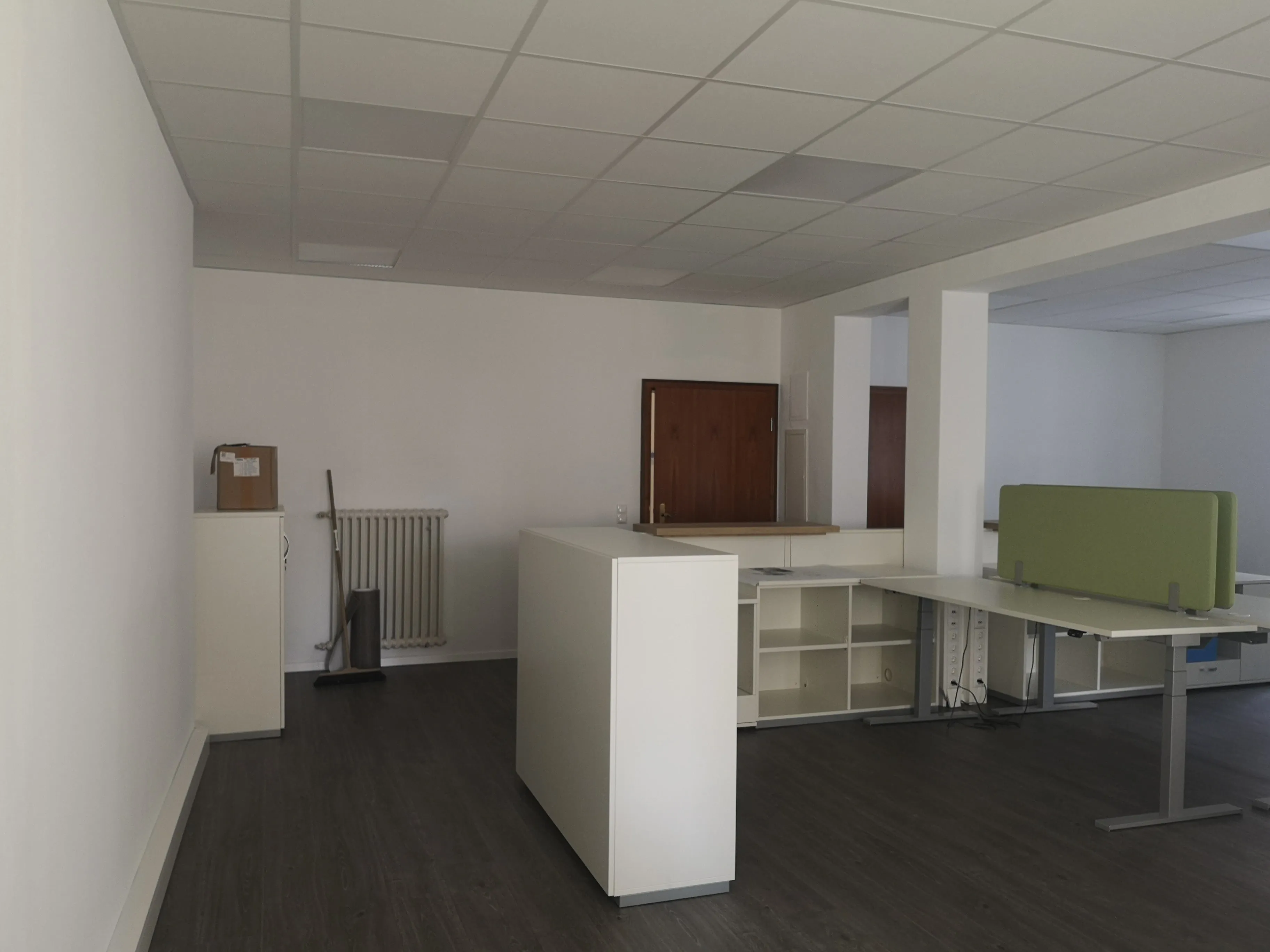 Moderner Innenraum mit Empfangstheke und Teeküche