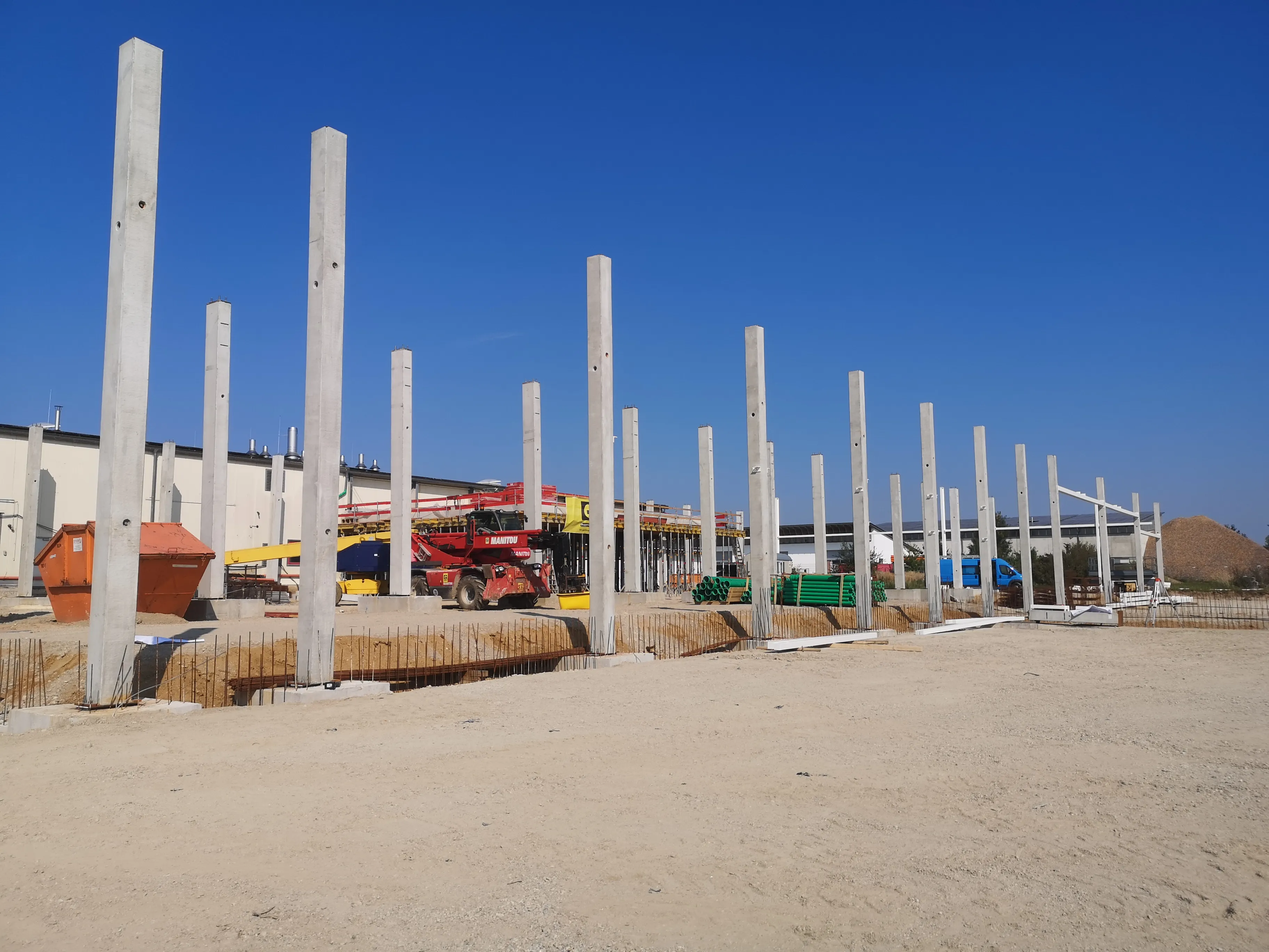 Betonstützen auf einer Baustelle für einen Gewerbe- oder Industriebau