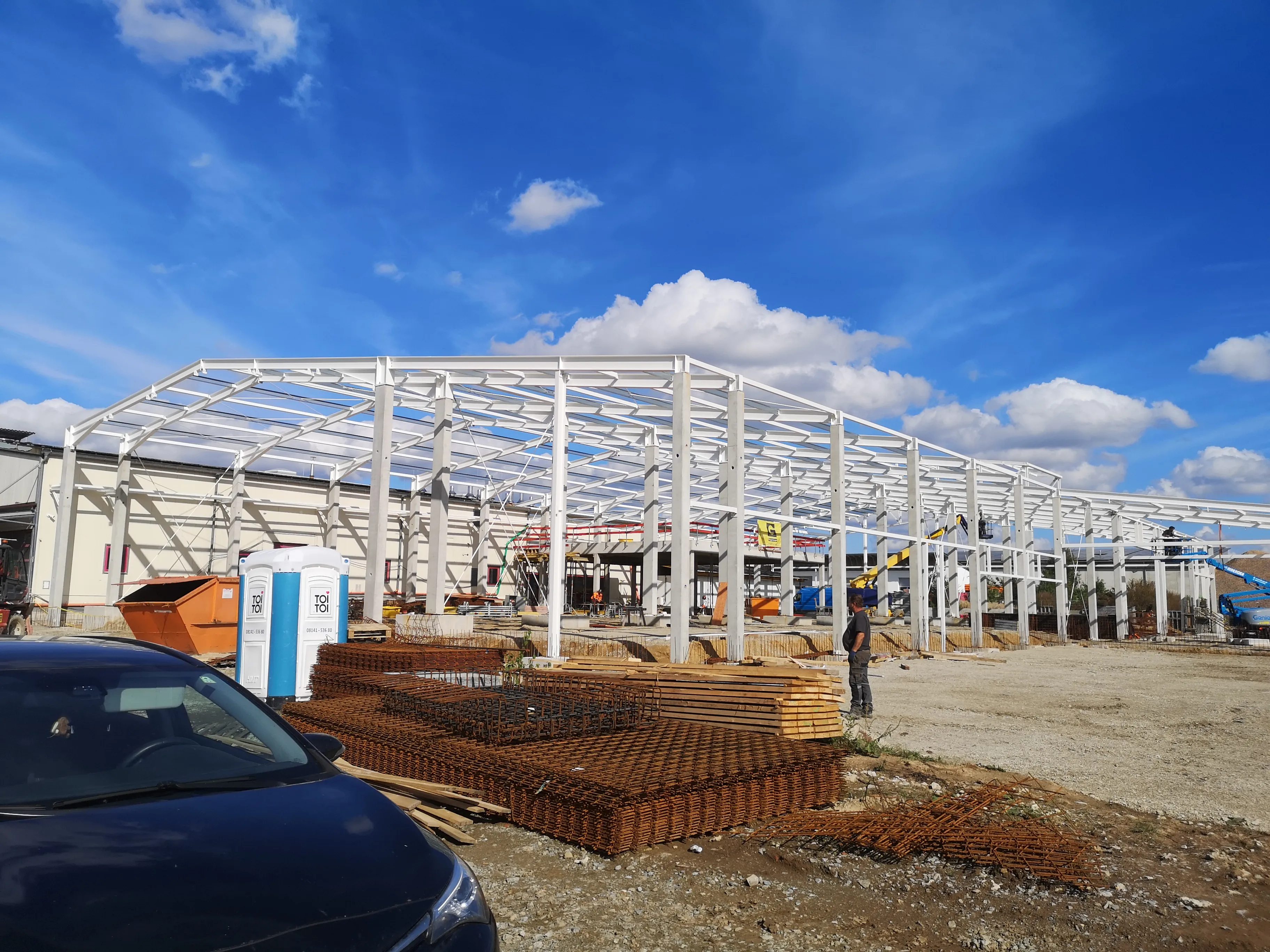 Stahlkonstruktion eines Industriebaus im Rohbau