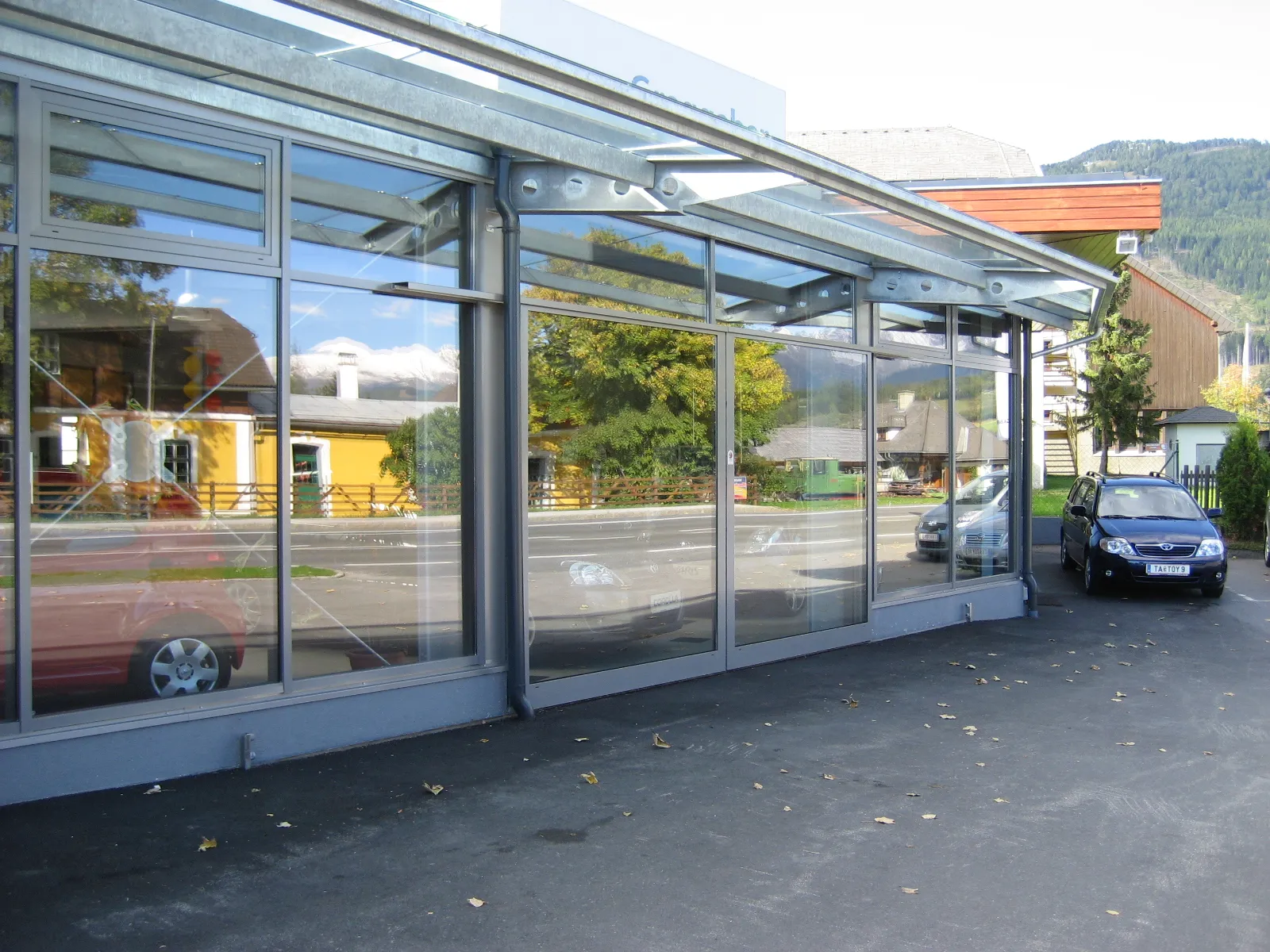 Stahl-Glas-Überdachung an einem Gewerbebau