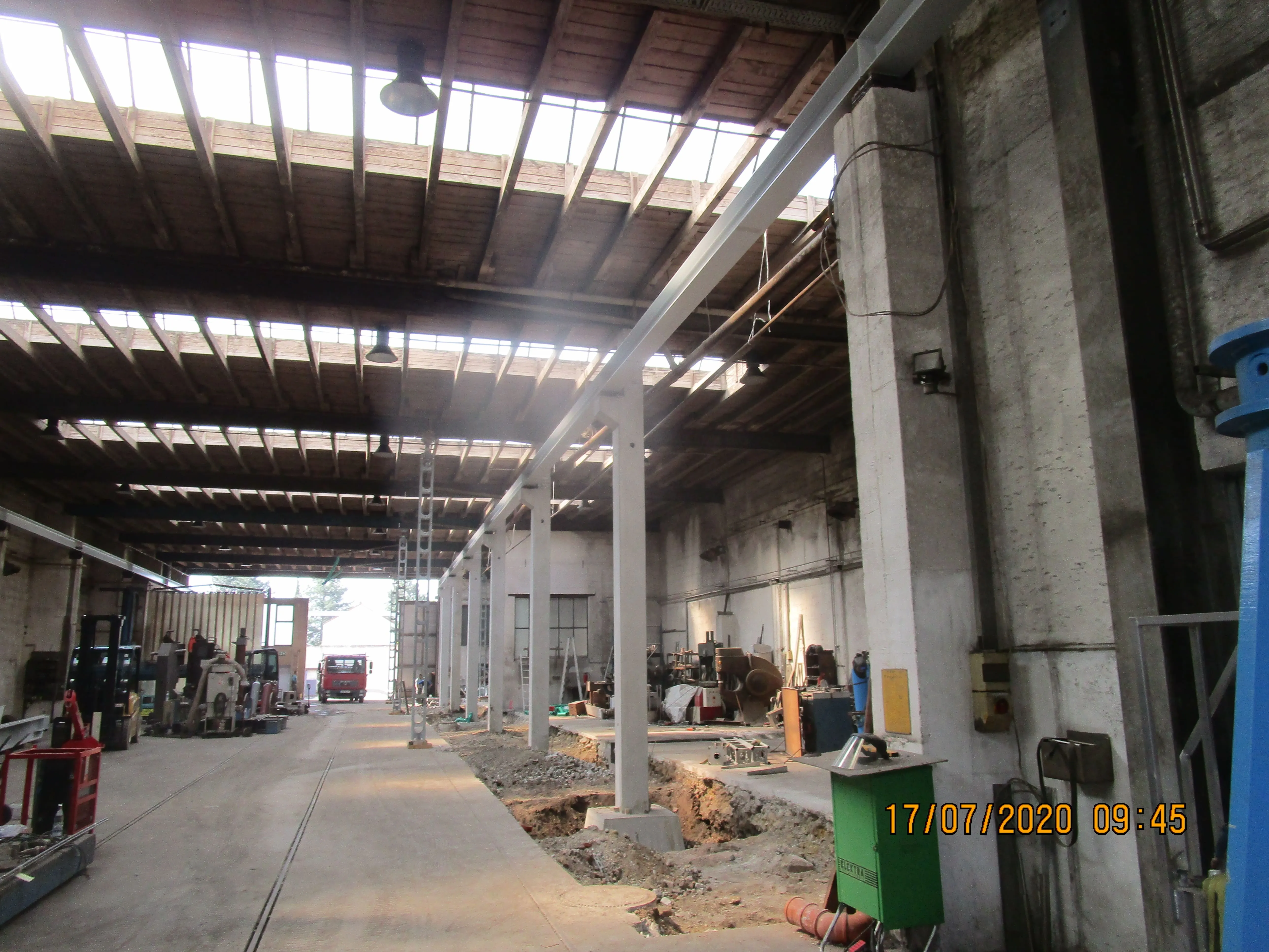 Innenraum einer Industriehalle während des Ausbaus