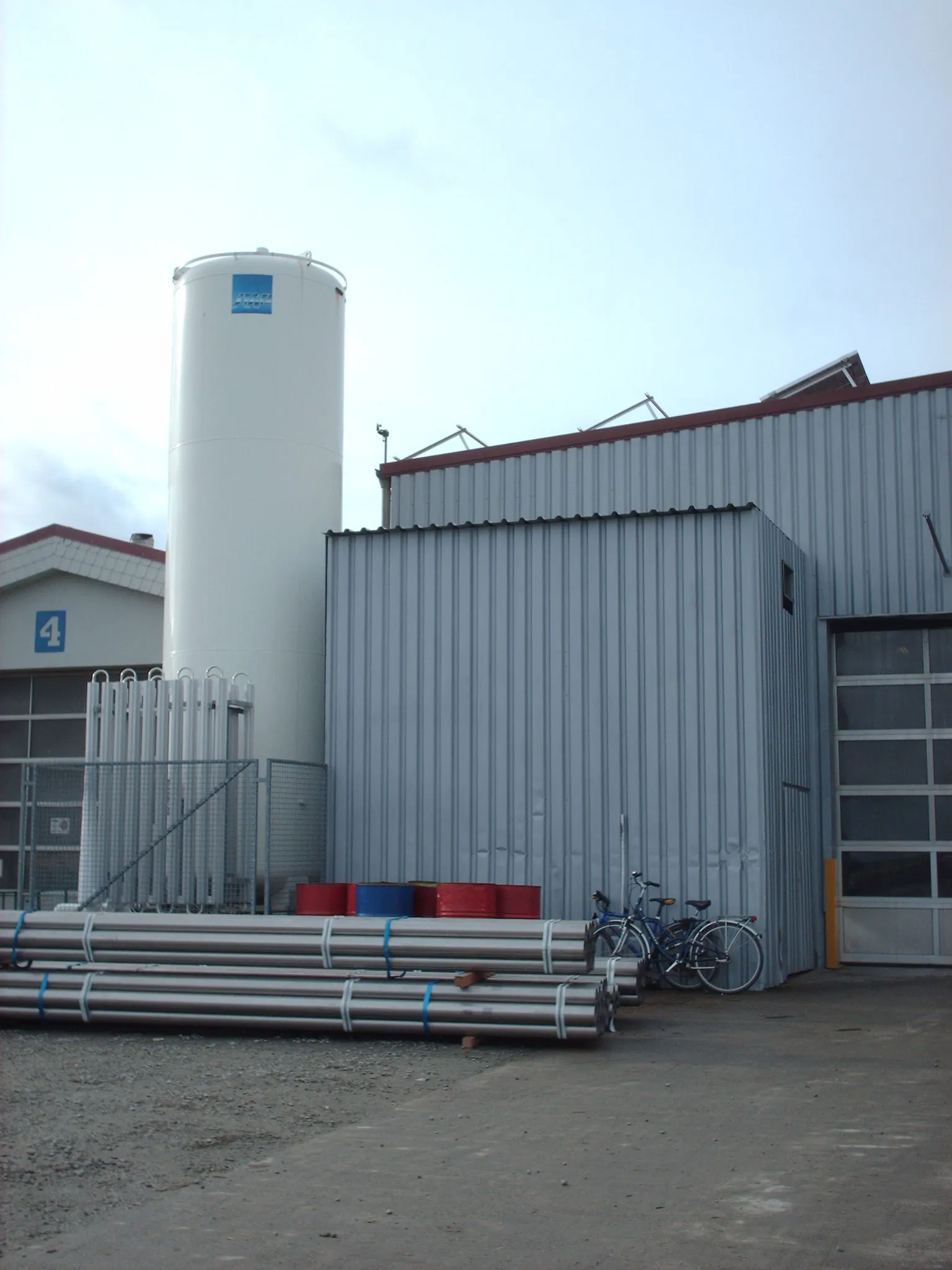 Industriegebäude mit Silo und Produktionshalle