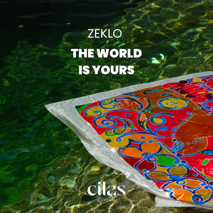 Visuel d'un tissu coloré immergé dans l'eau sur fond vert.