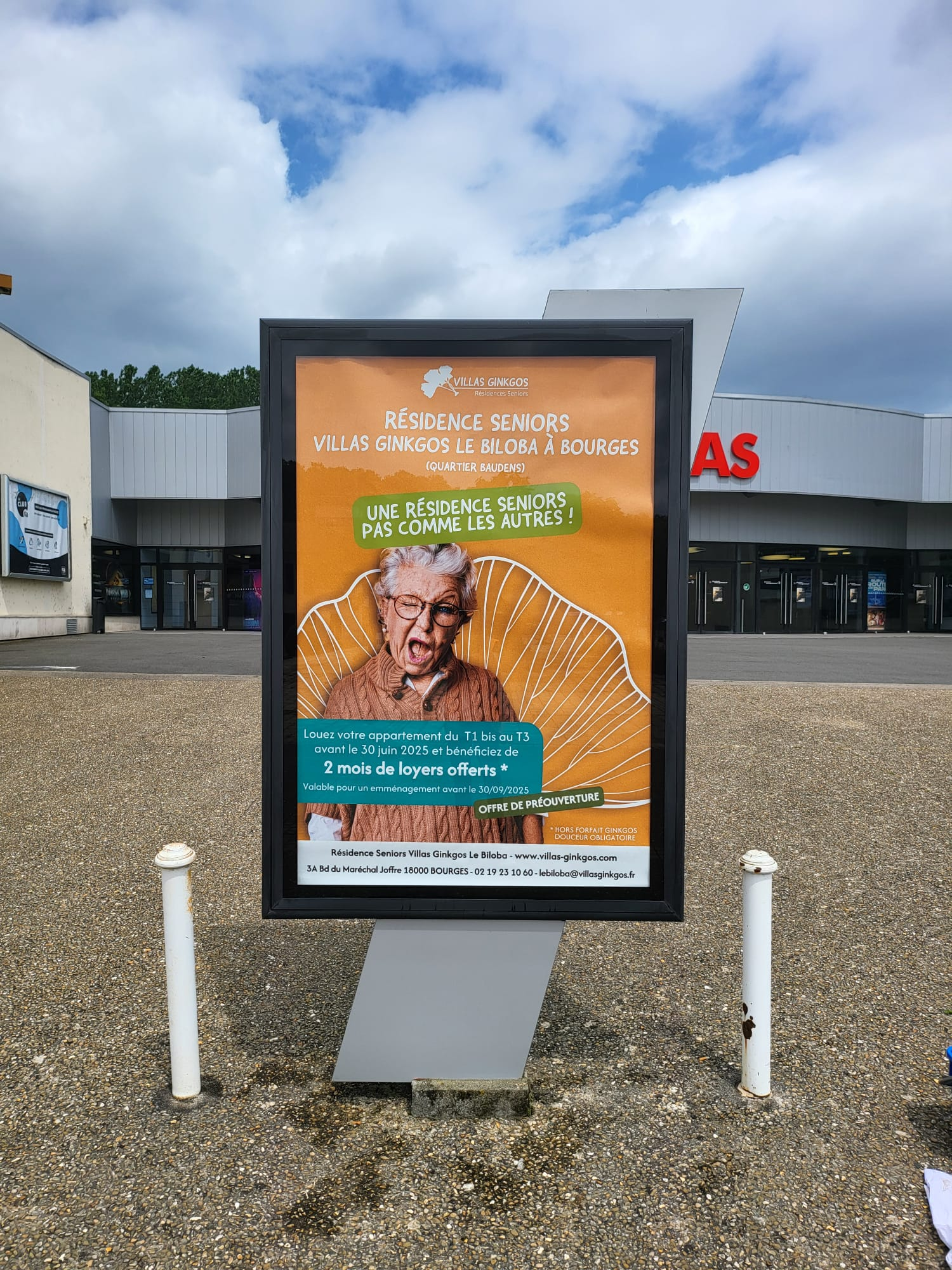 Red Porsche moving fast