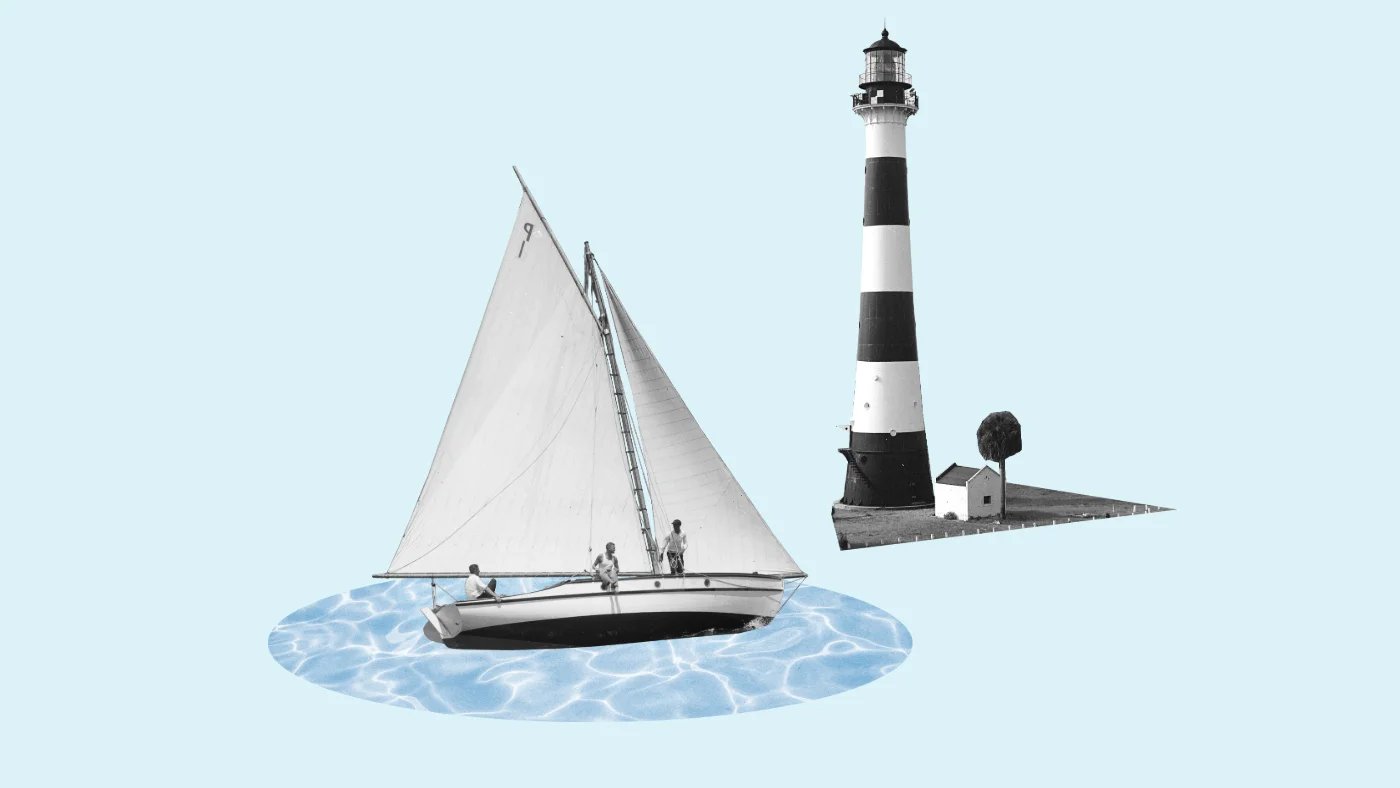 Fotocollage: ein Segelboot nimmt Kurs auf einen Leuchtturm — Sinnbild für adaptive Strategieentwicklung.