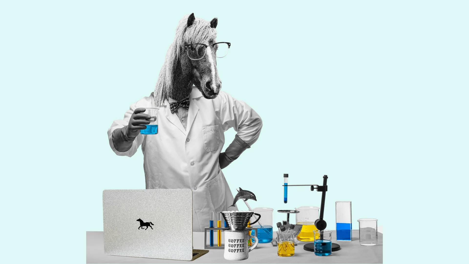 Fotocollage: eine Person mit Pferdekopf im Laborkittel experimentiert mit Reagenzgläsern neben einem Laptop.