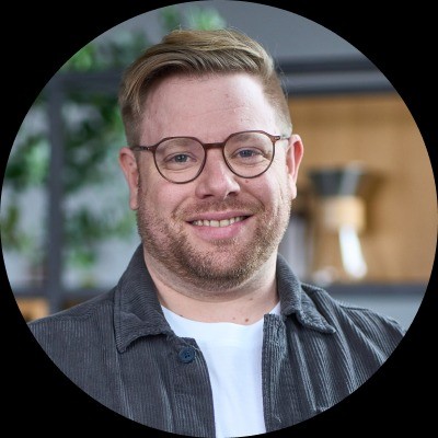 Porträtfoto von Sebastian Wolf, Strategieentwicklung.