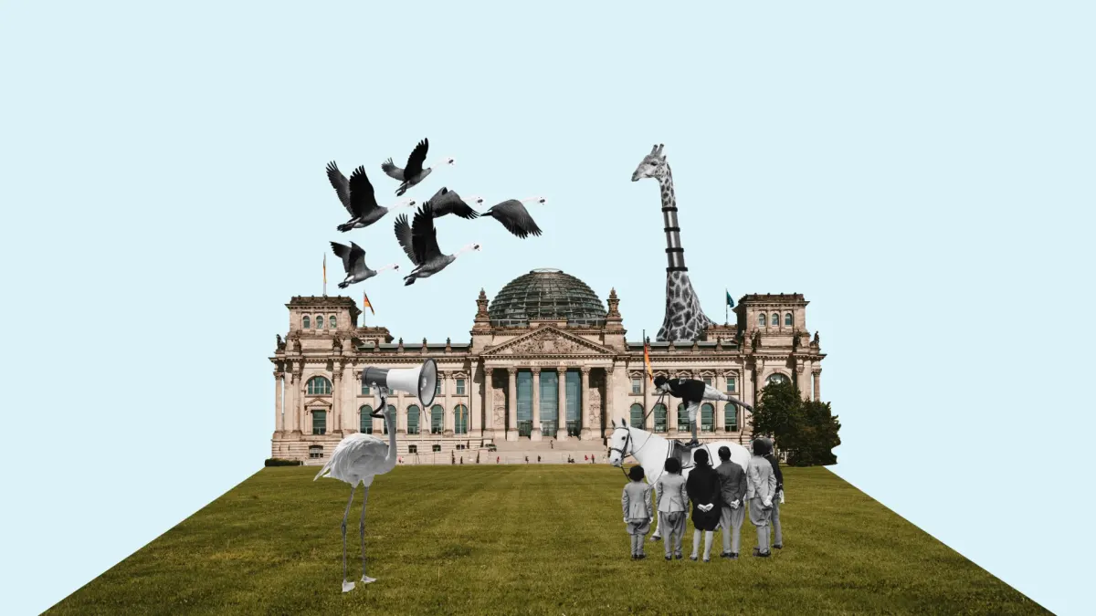 Fotocollage: das Reichstagsgebäude auf einer grünen Wiese, dazu ein auffliegender Vogelschwarm, eine Giraffe und Kühe.
