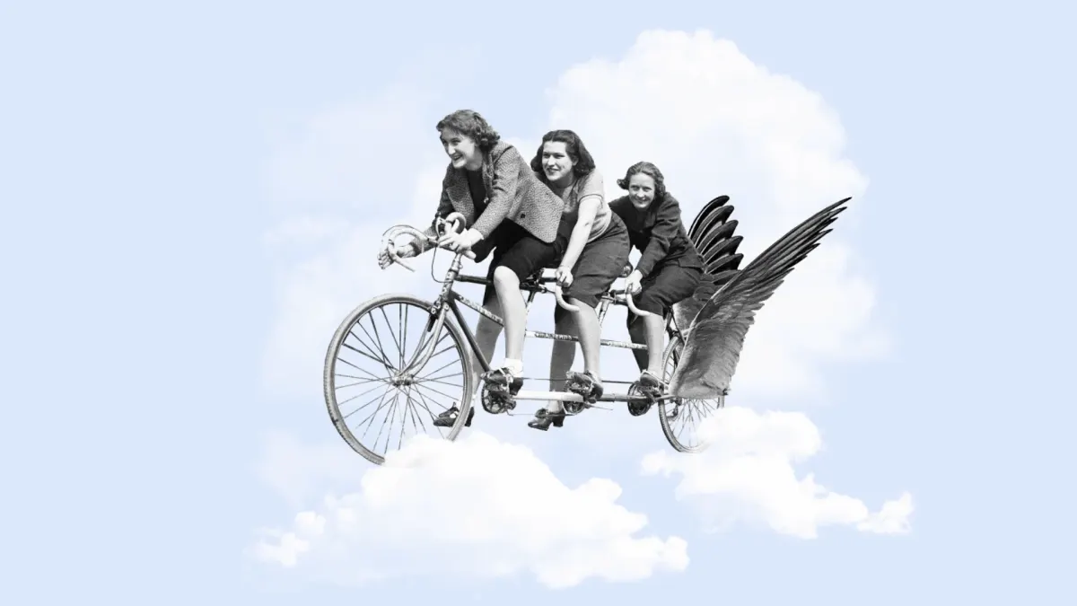 Fotocollage: drei Frauen fahren auf einem geflügelten Tandem durch den Wolkenhimmel.