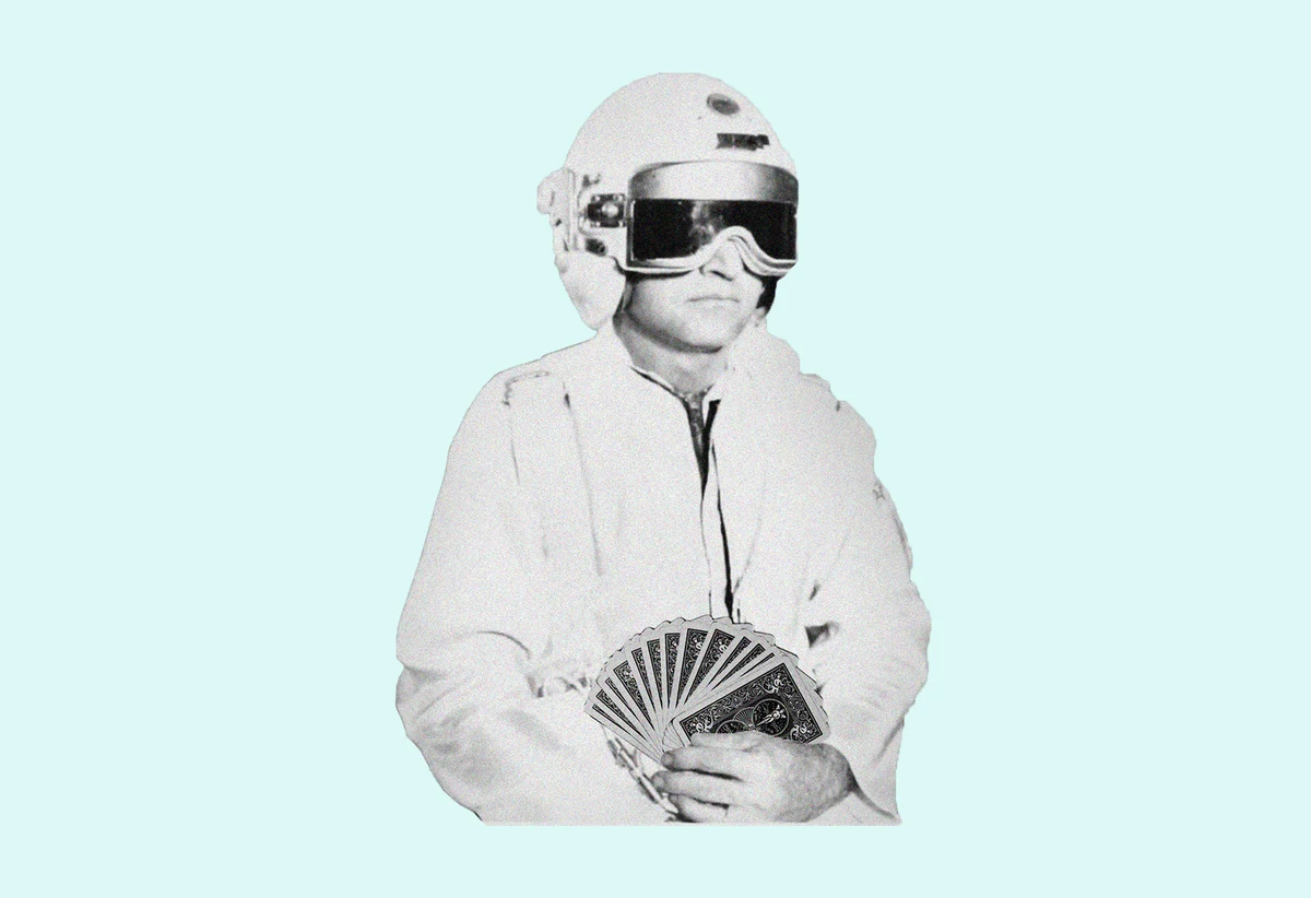 Schwarzweiß-Collage: Person mit Helm und Schutzbrille, die einen aufgefächerten Kartenstapel in den Händen hält
