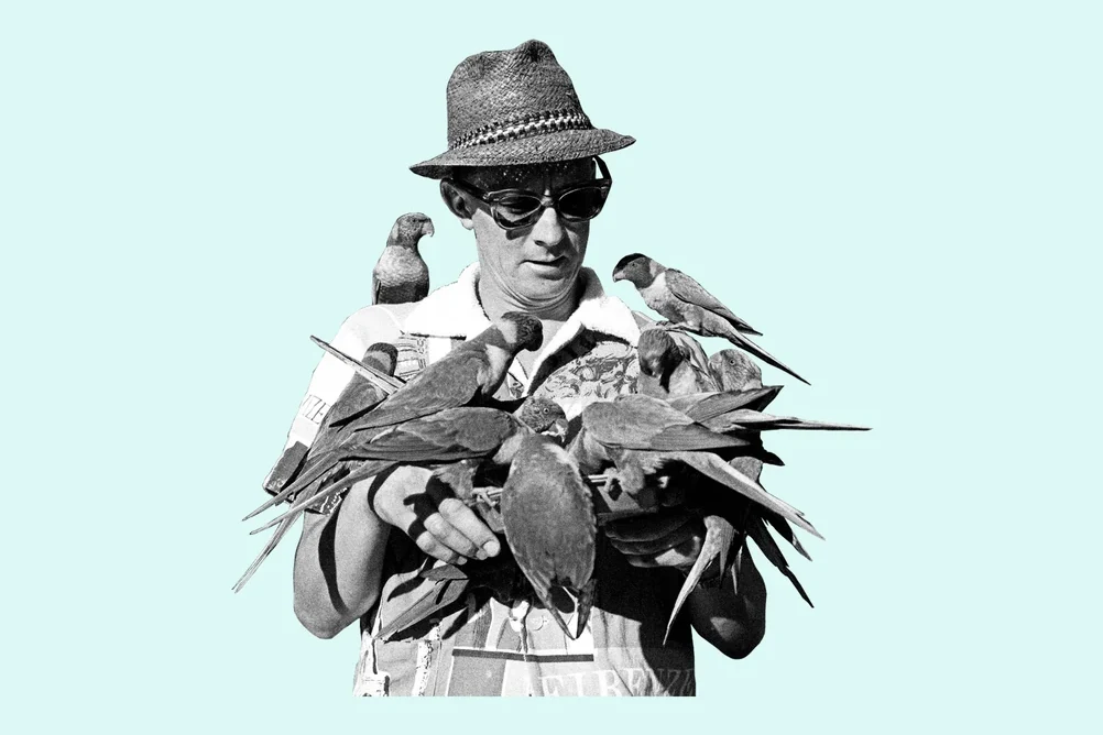 Schwarzweiß-Collage: Person mit Strohhut und Sonnenbrille, auf deren Armen und Schultern mehrere Vögel sitzen.