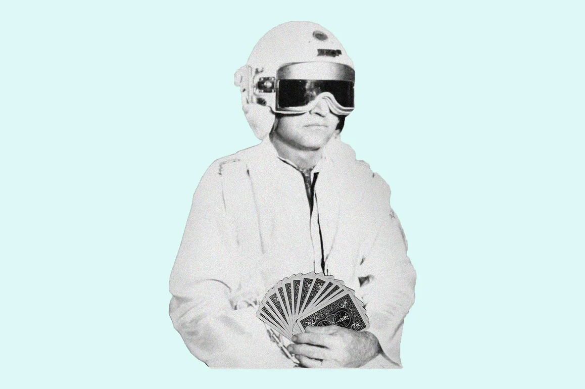Schwarzweiß-Collage: Person mit Helm und Schutzbrille, die einen aufgefächerten Kartenstapel in der Hand hält.
