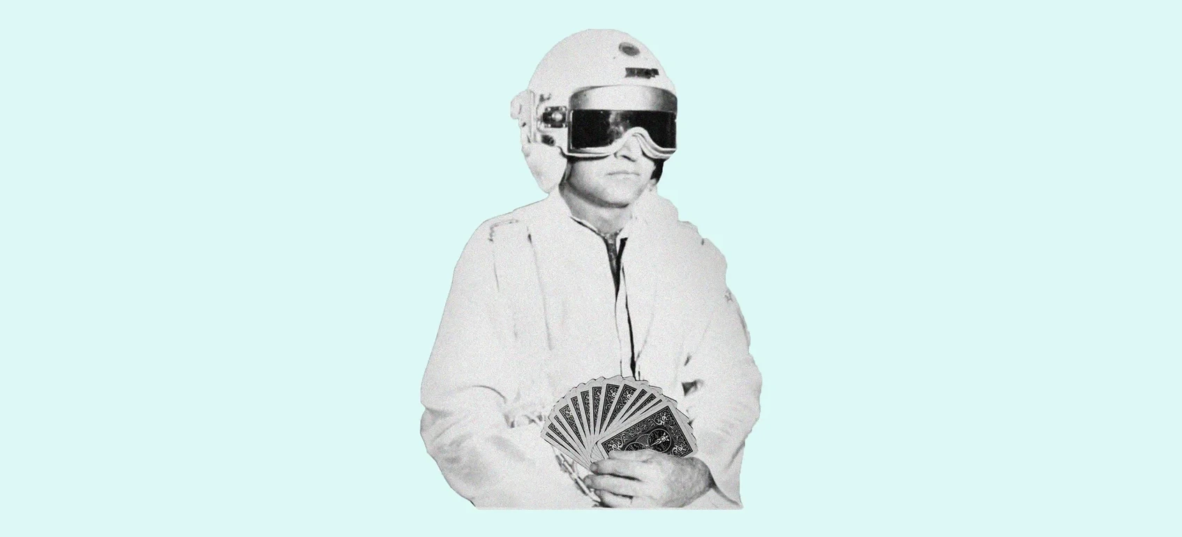 Schwarzweiß-Collage: Person mit Helm und Schutzbrille, die einen aufgefächerten Kartenstapel in der Hand hält.
