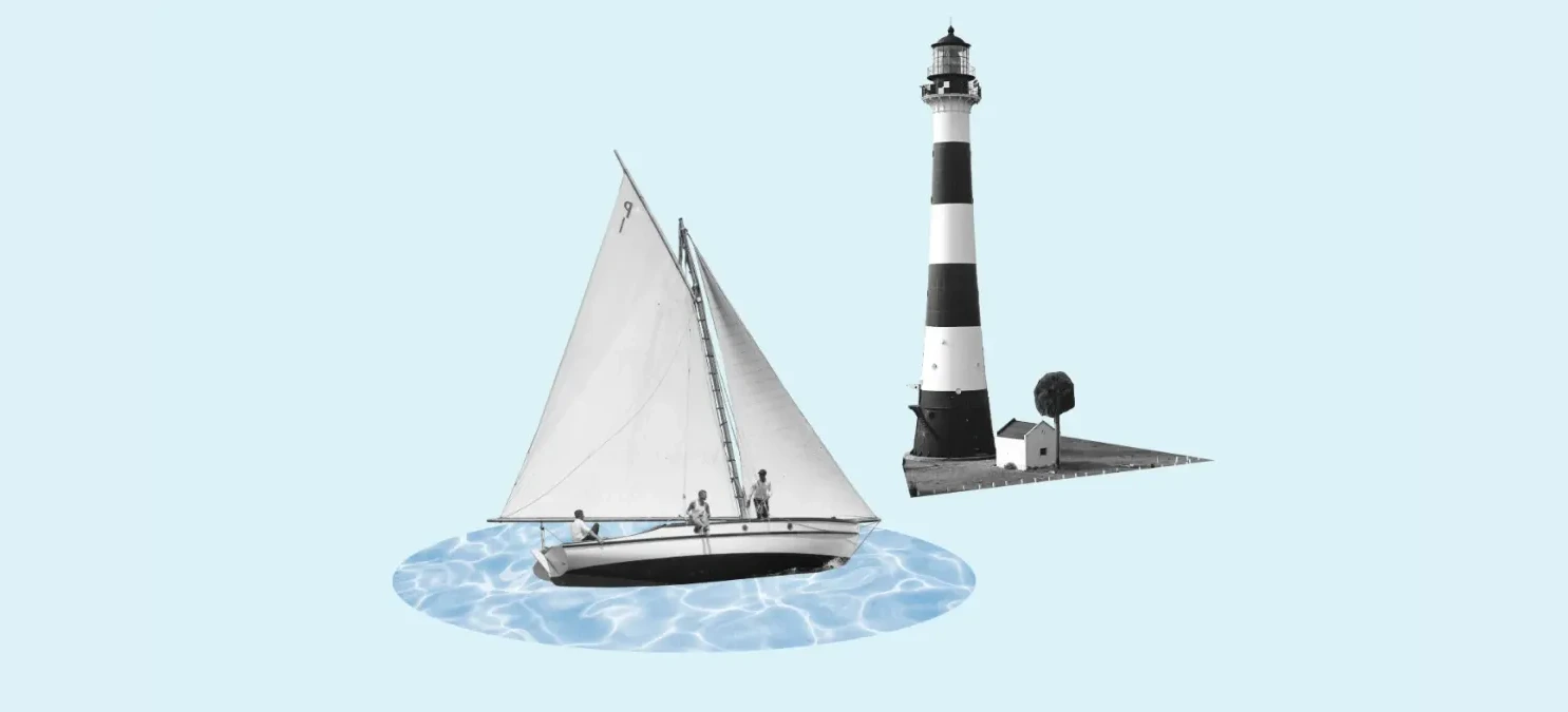 Fotocollage: ein Segelboot nimmt Kurs auf einen Leuchtturm — Sinnbild für adaptive Strategieentwicklung.