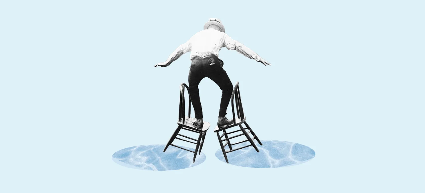 Fotocollage: Ein Mann balanciert mit ausgebreiteten Armen auf zwei Stühlen, die auf zwei auseinanderdriftenden Wasserflächen stehen.