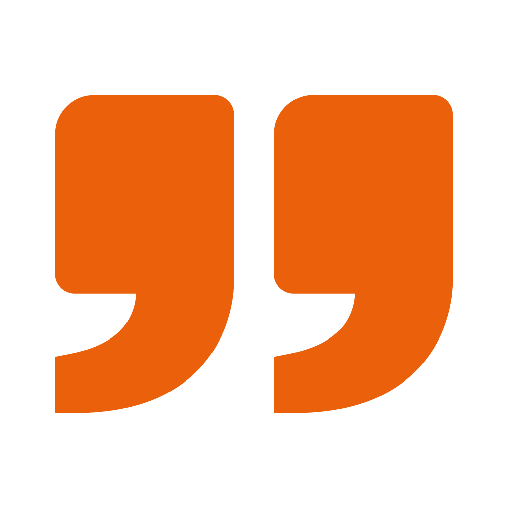 Orangene Anführungszeichen als Symbol für ein Zitat.