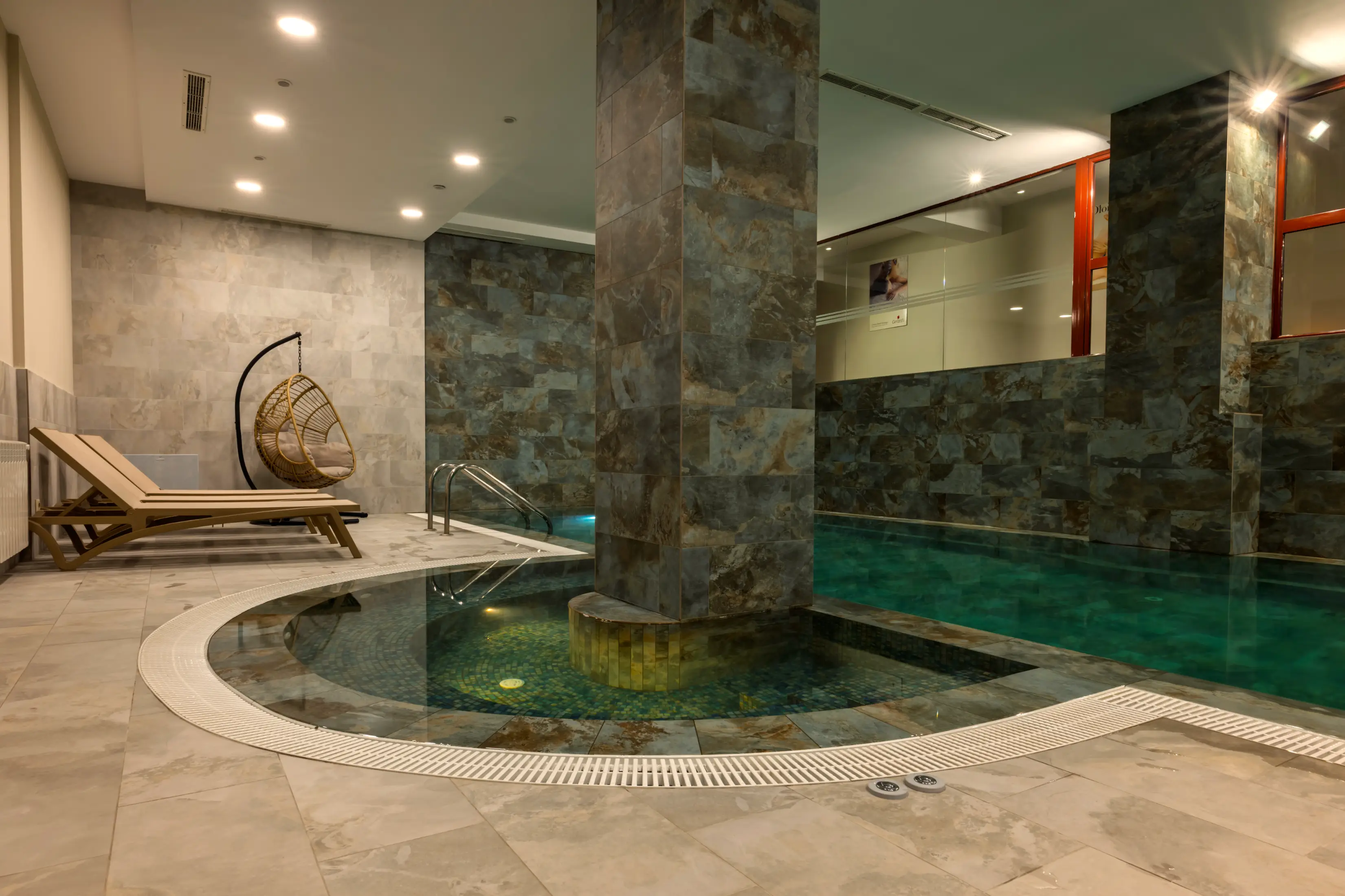 grand-hotel-yantra-swimming-pool-13