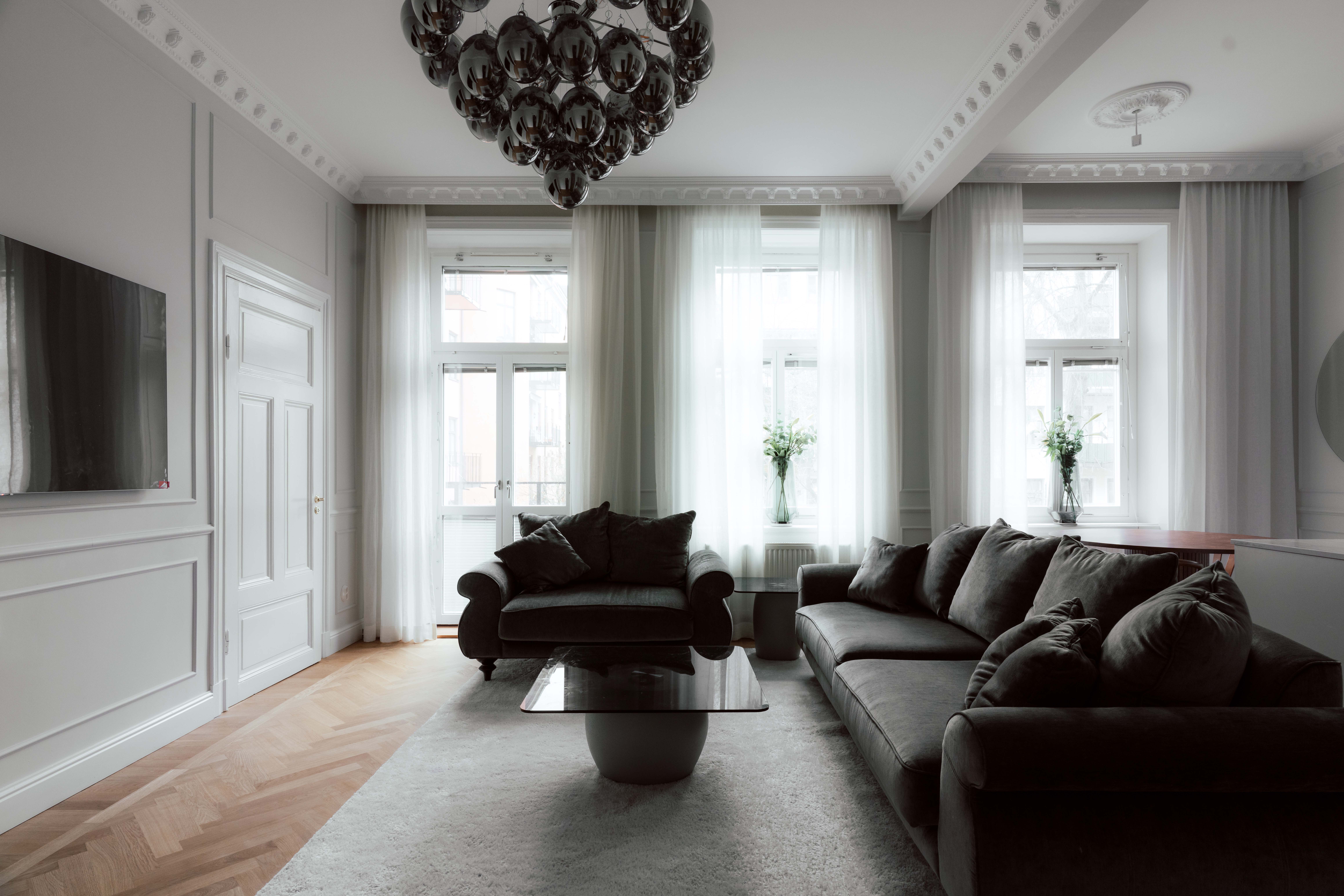 Sekelskiftes lägenhet med tidsenliga detaljer.