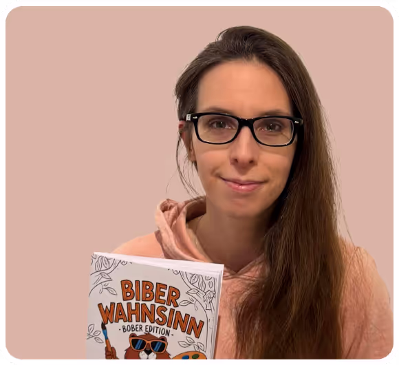 Autorin zeigt lustiges Malbuch für Kinder und Erwachsene 'Biber Wahnsinn - Bober Edition' von Nomad Publishing