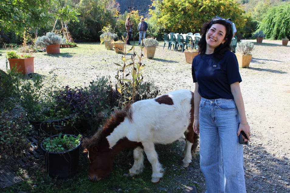 Accappatoio con logo La Pineta ricamato in primo piano