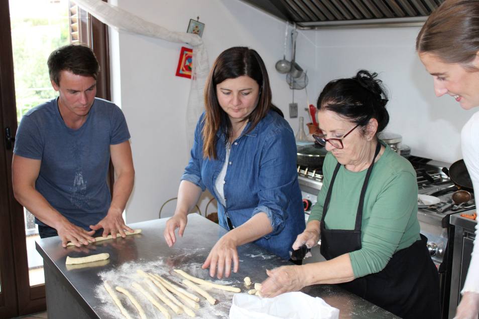 Operatore spa mentre effettua un massaggio manuale rilassante