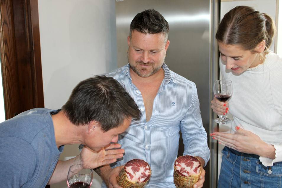 Vista della piscina interna lato del focolare interno alla spa