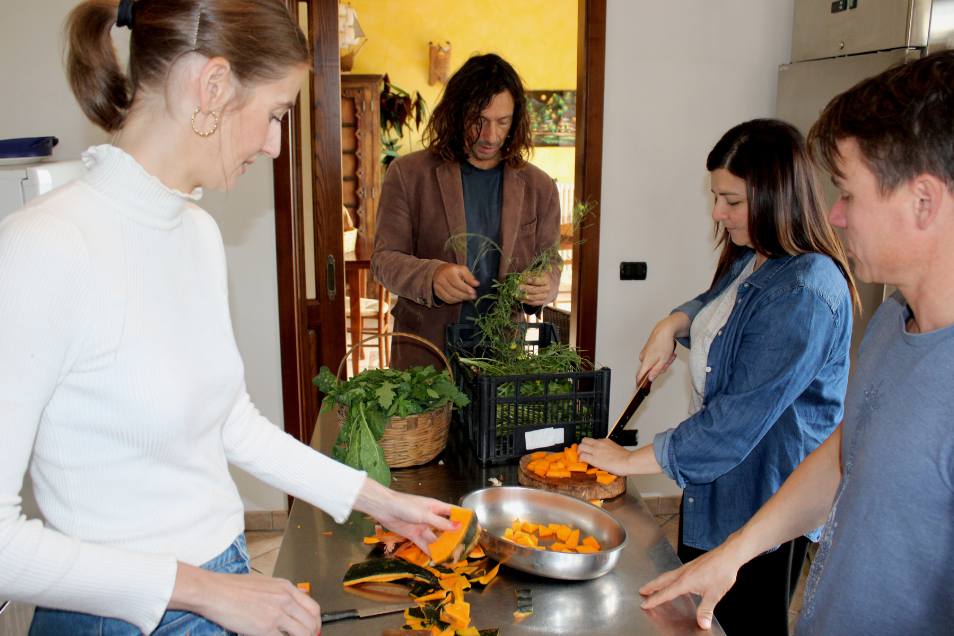 Trattamento viso in cabina con luci soffuse e aromaterapia