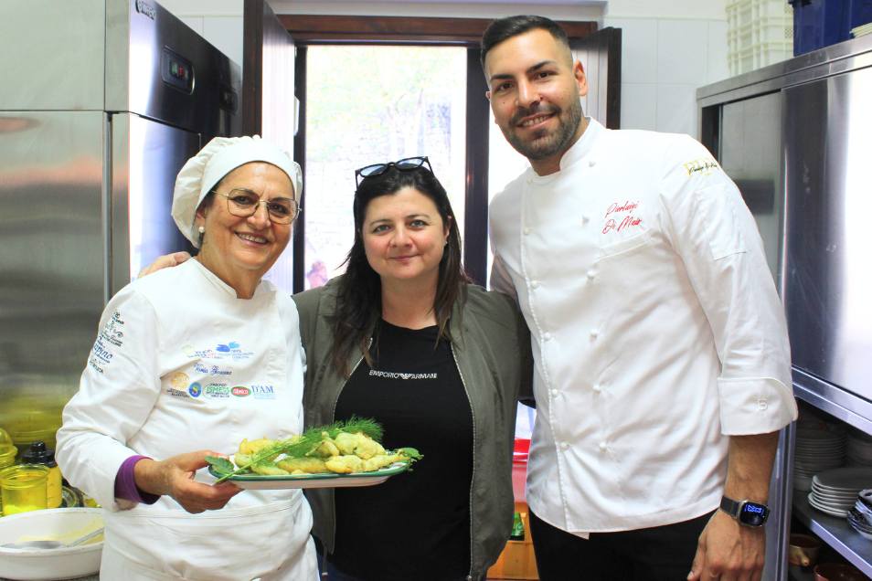 Sauna finlandese con ospite distesa su lettino in legno chiaro