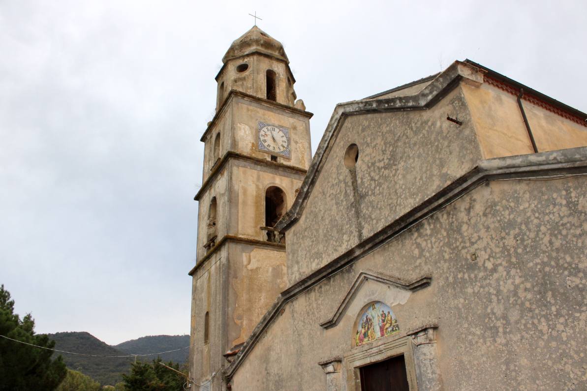 Cocktail e libro su telo rigato, in spiaggia al Beach Club La Pineta Blu
