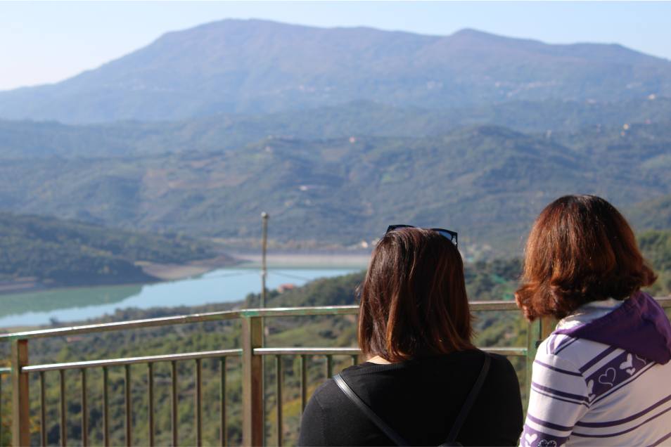 Sauna finlandese con ospite distesa su lettino in legno chiaro