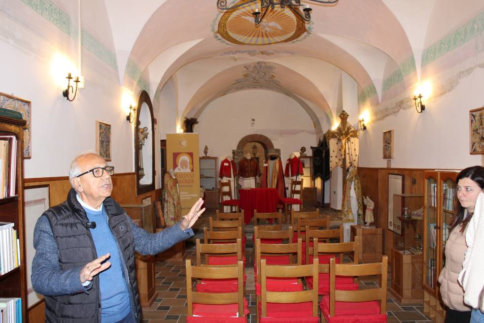 Trattamento viso in cabina con luci soffuse e aromaterapia