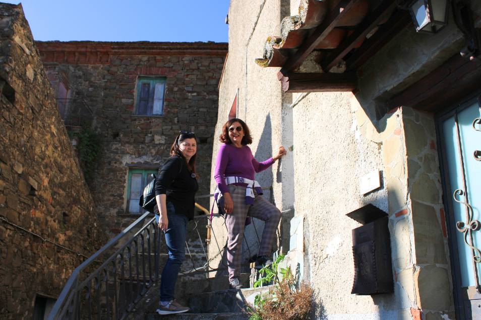 Piscina interna con luci d’atmosfera e dettagli in pietra