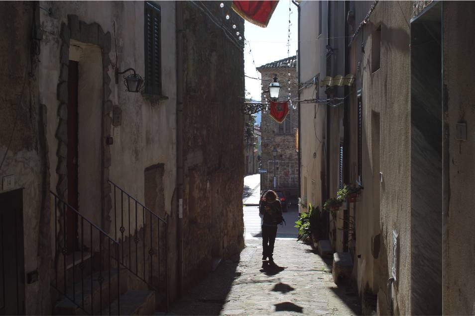 Zona relax con lettini e colonne rivestite in ceramica vietrese