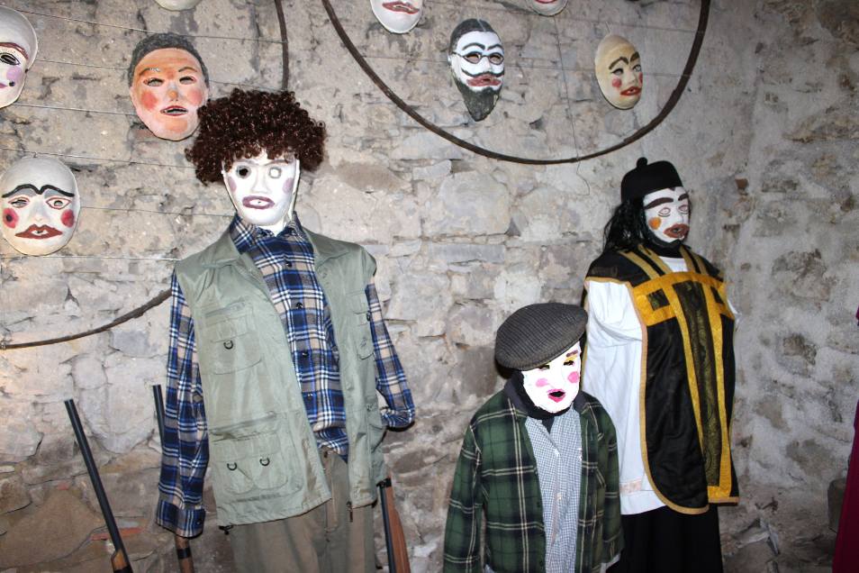 Trattamento viso in cabina con luci soffuse e aromaterapia